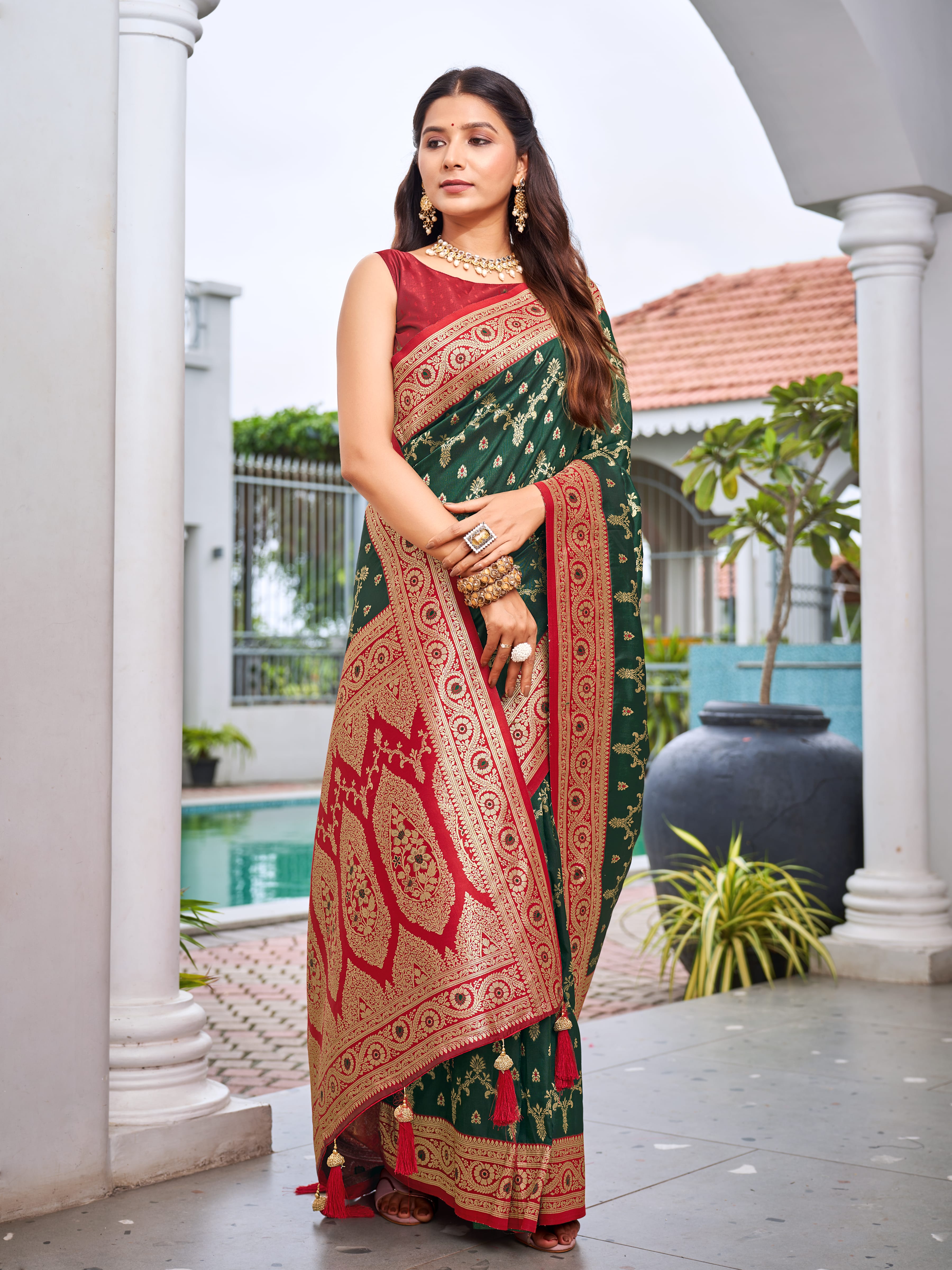 MANOHARI Banarasi Silk Blend Jacquard Work Saree - Green - Dista