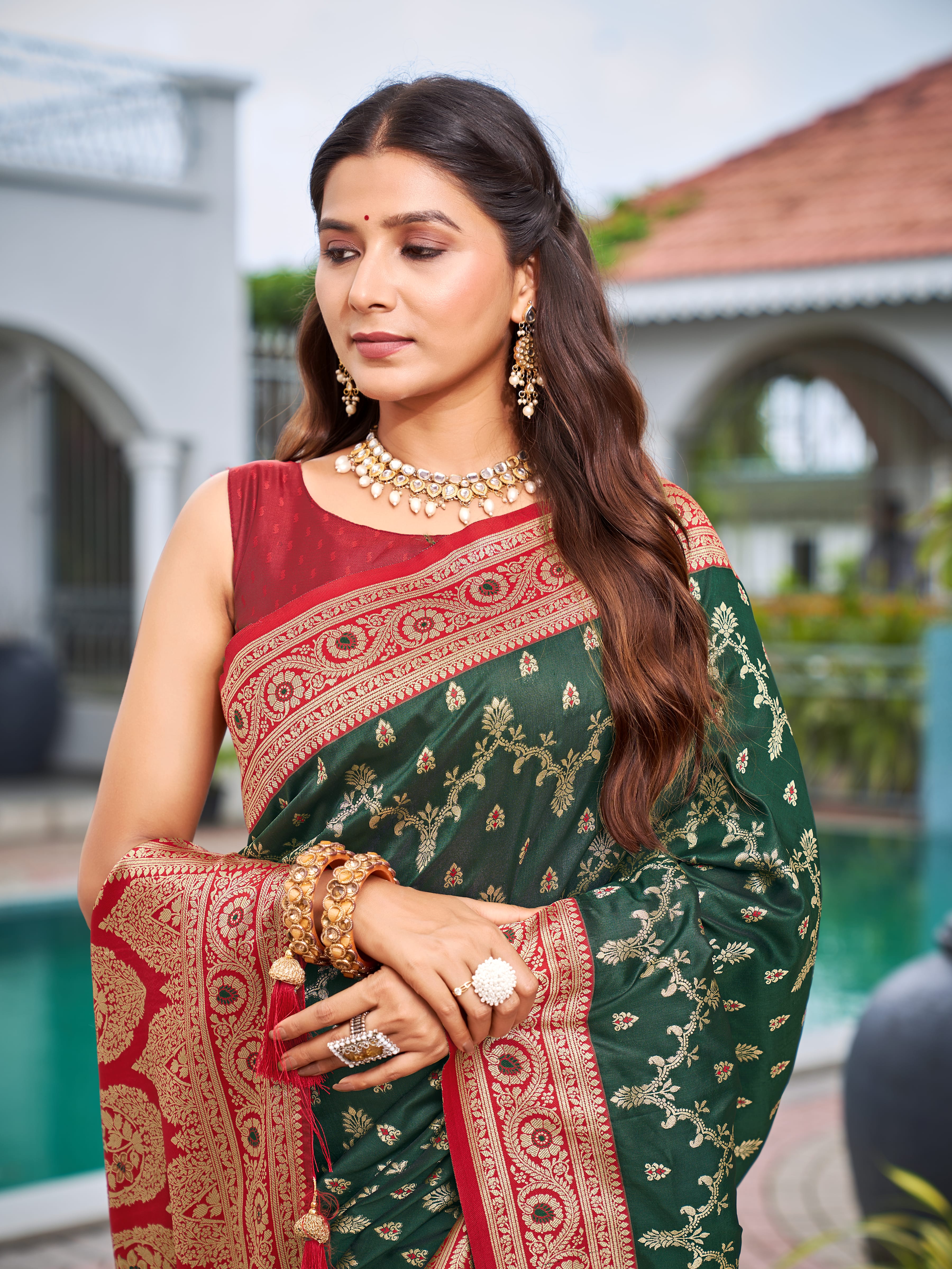 MANOHARI Banarasi Silk Blend Jacquard Work Saree - Green - Dista