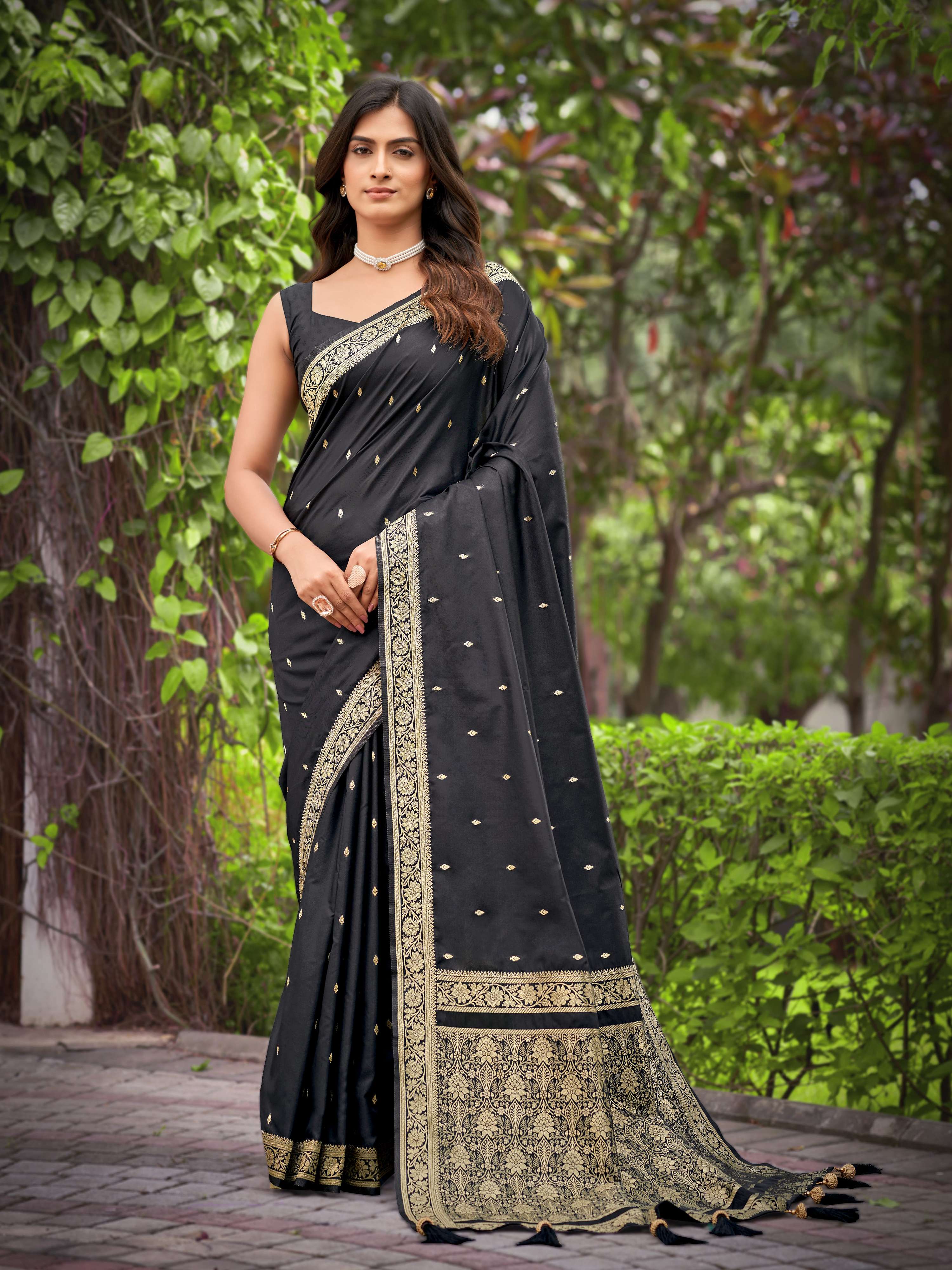 MANOHARI Banarasi Silk Blend Jacquard Work Saree - Black - Dista