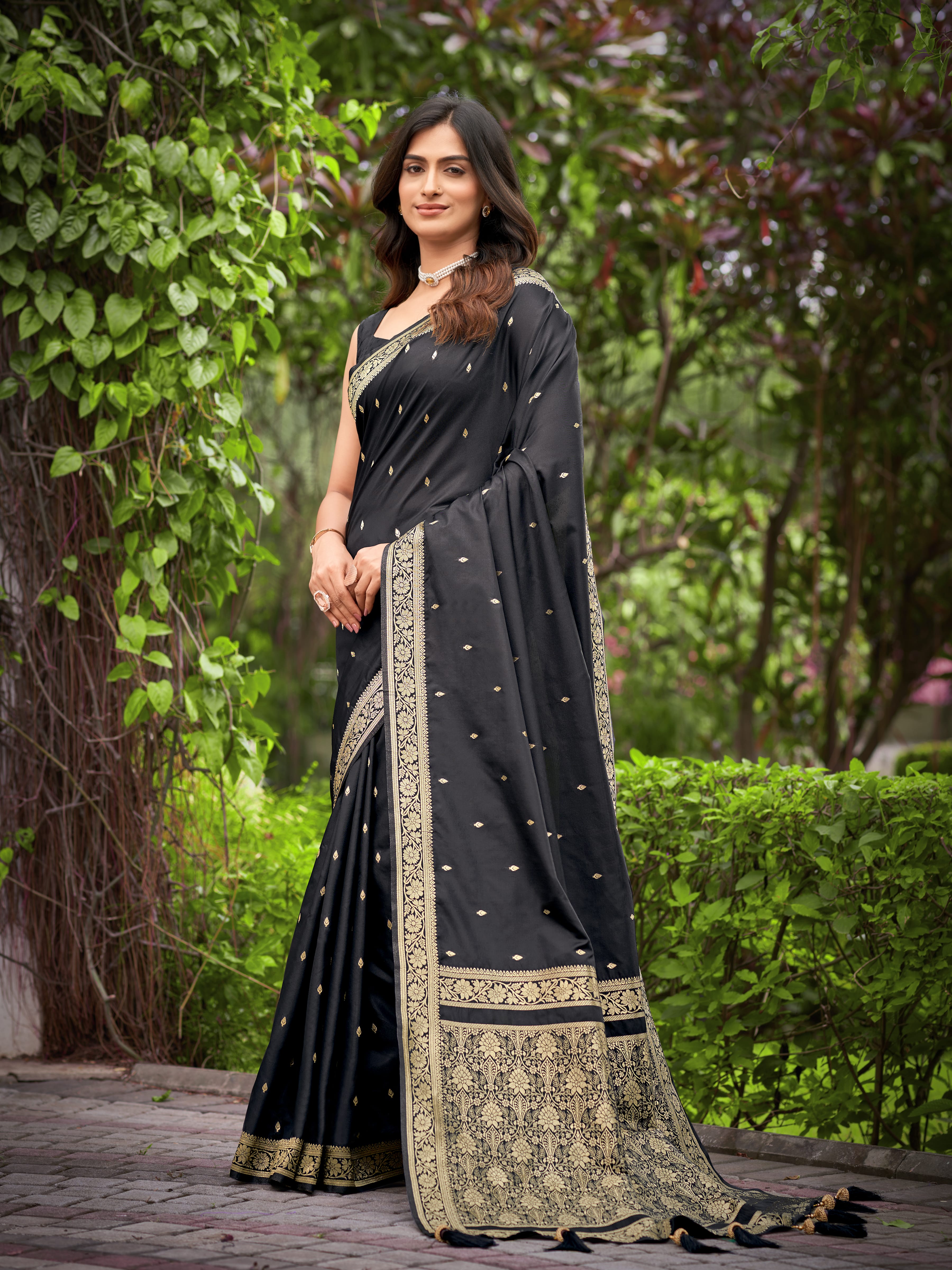 MANOHARI Banarasi Silk Blend Jacquard Work Saree - Black - Dista