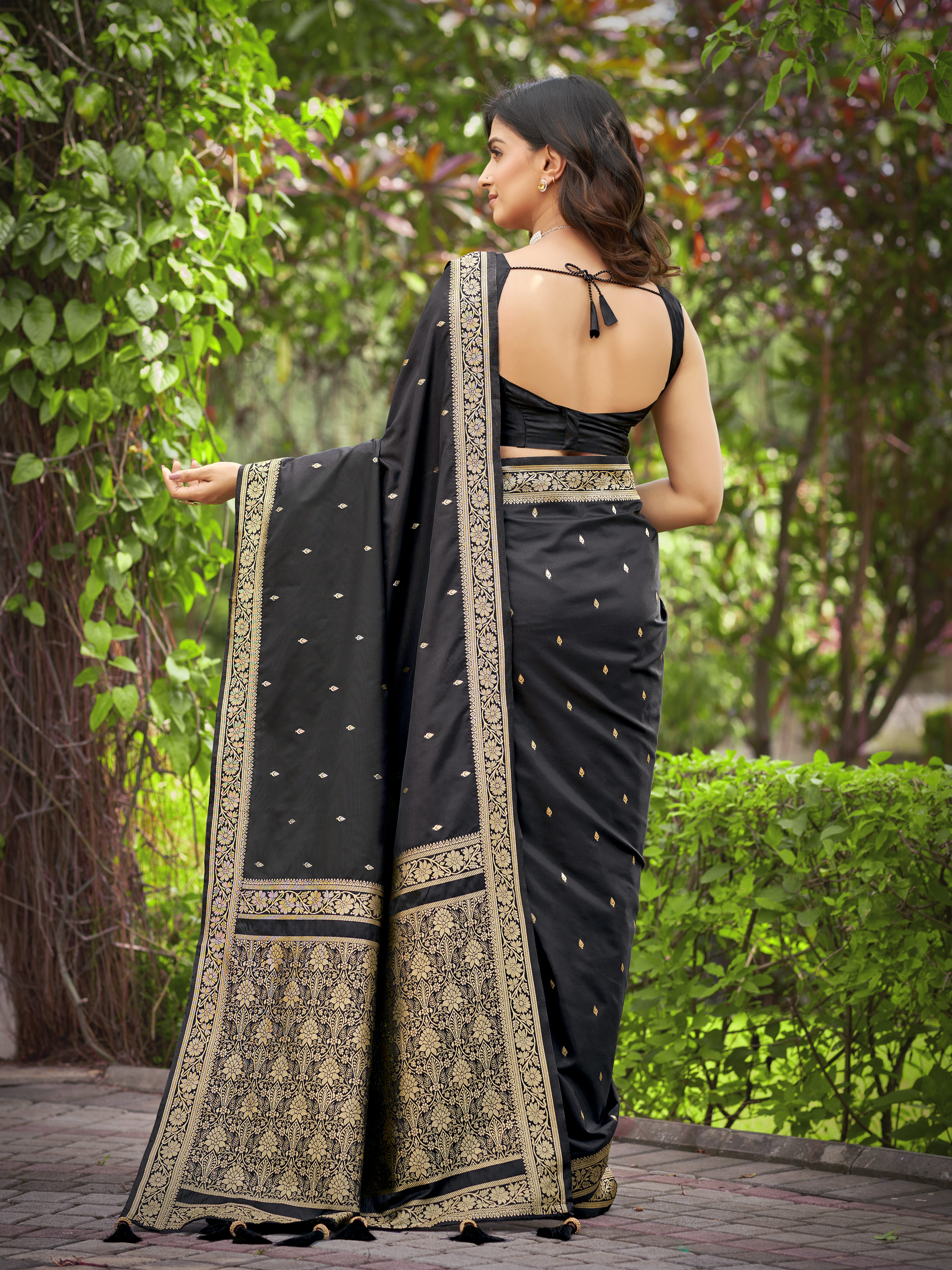 MANOHARI Banarasi Silk Blend Jacquard Work Saree - Black - Dista
