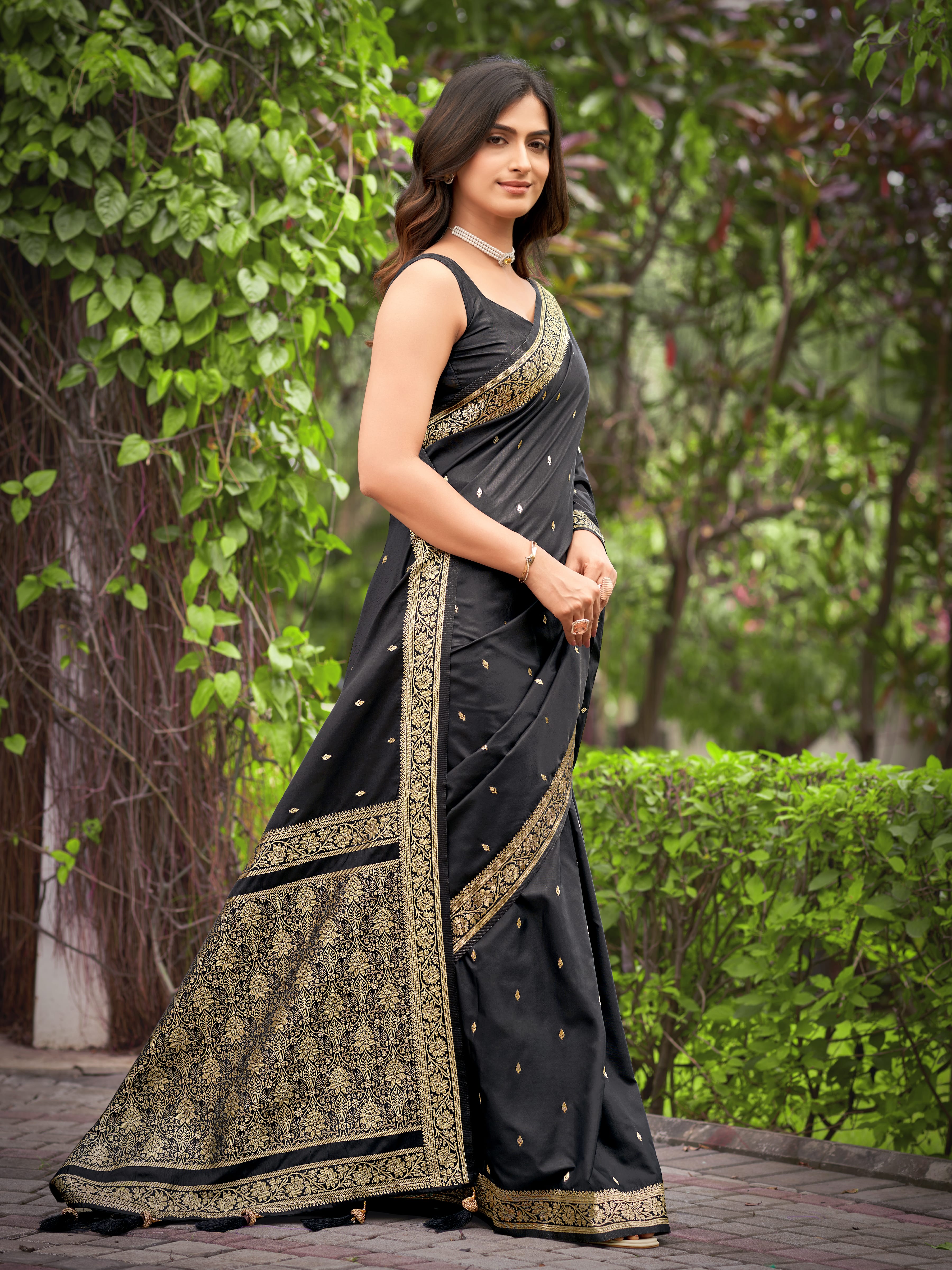 MANOHARI Banarasi Silk Blend Jacquard Work Saree - Black - Dista