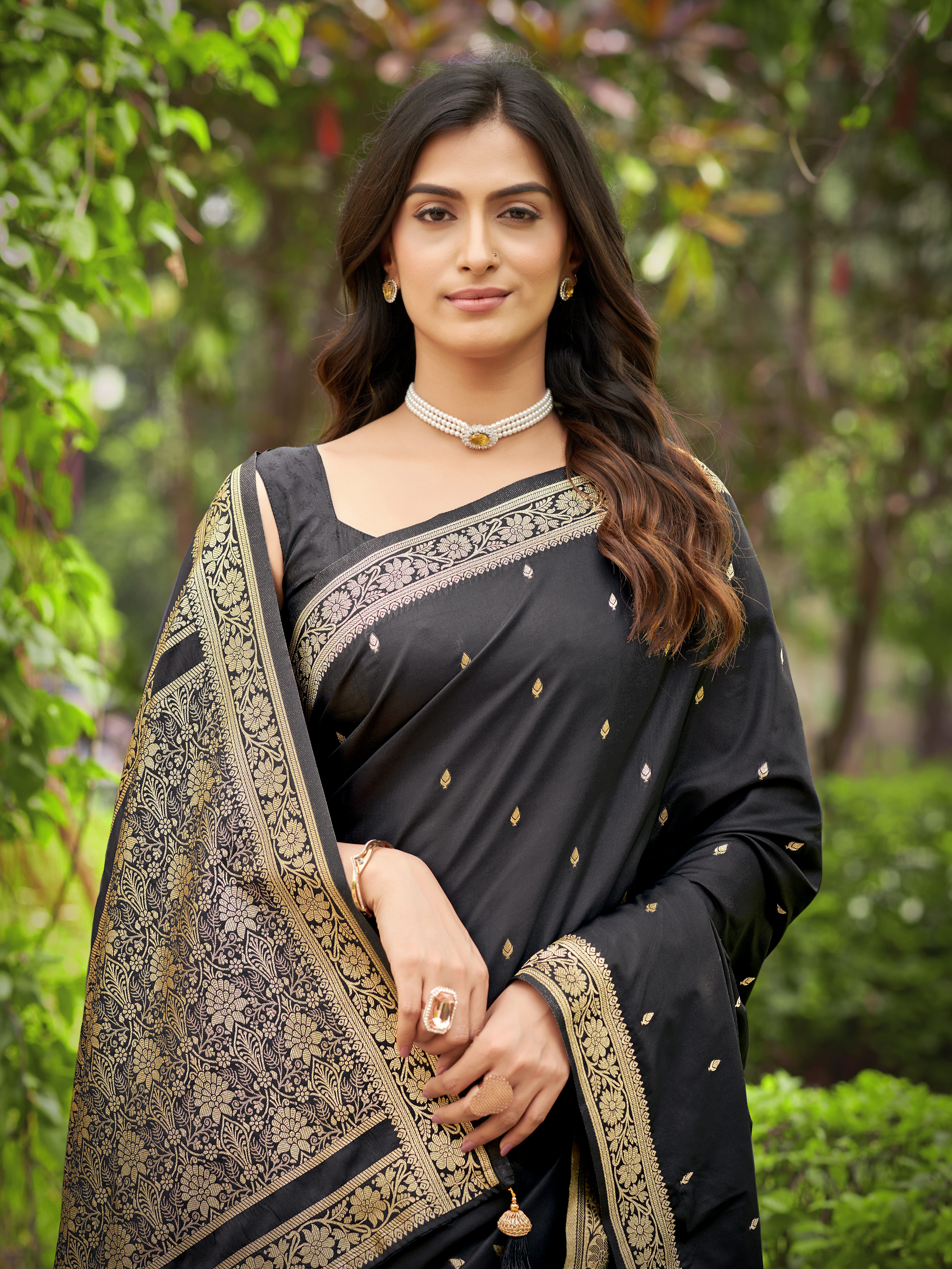 MANOHARI Banarasi Silk Blend Jacquard Work Saree - Black - Dista