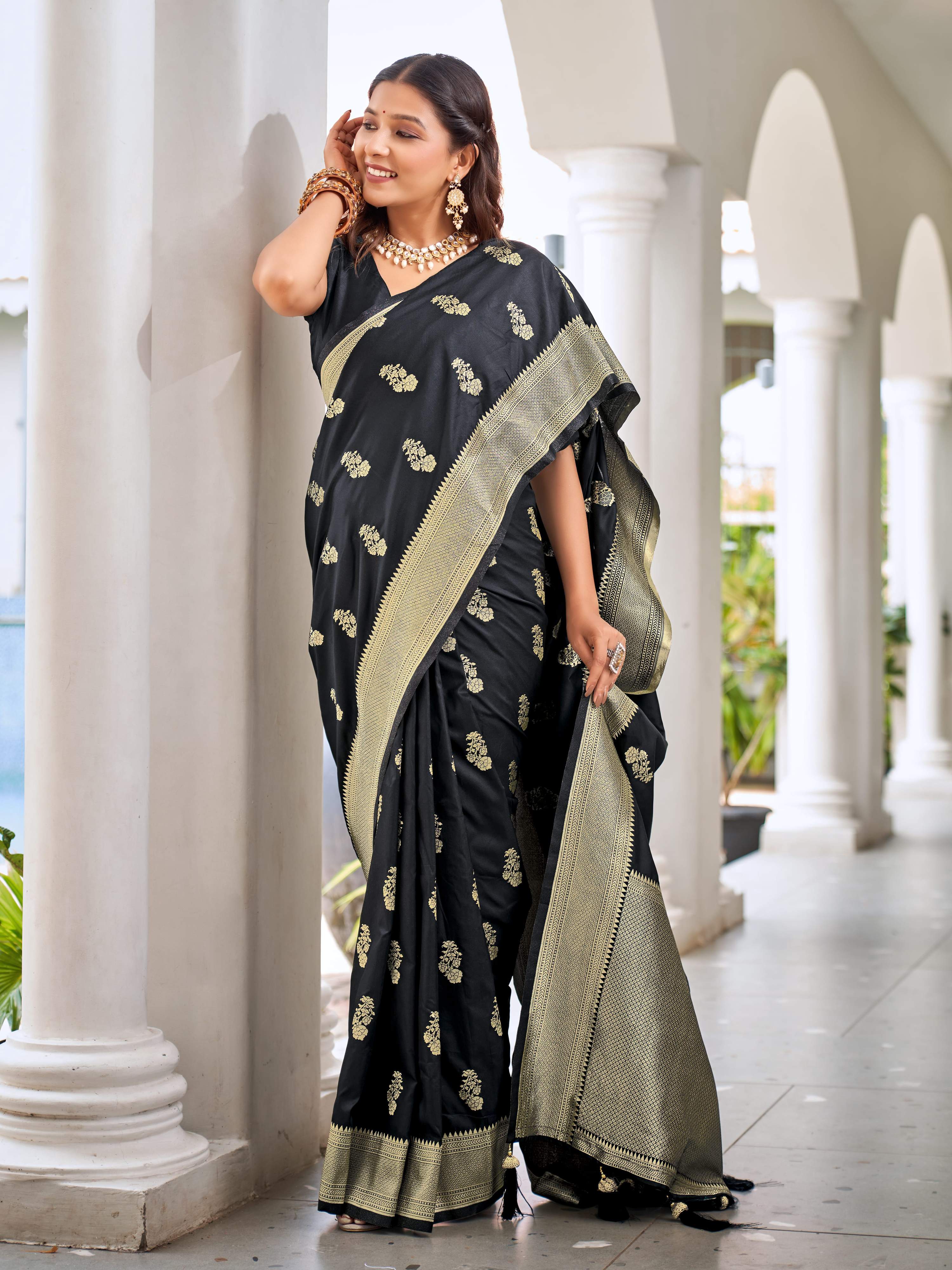 MANOHARI Banarasi Silk Blend Jacquard Work Saree - Black - Dista