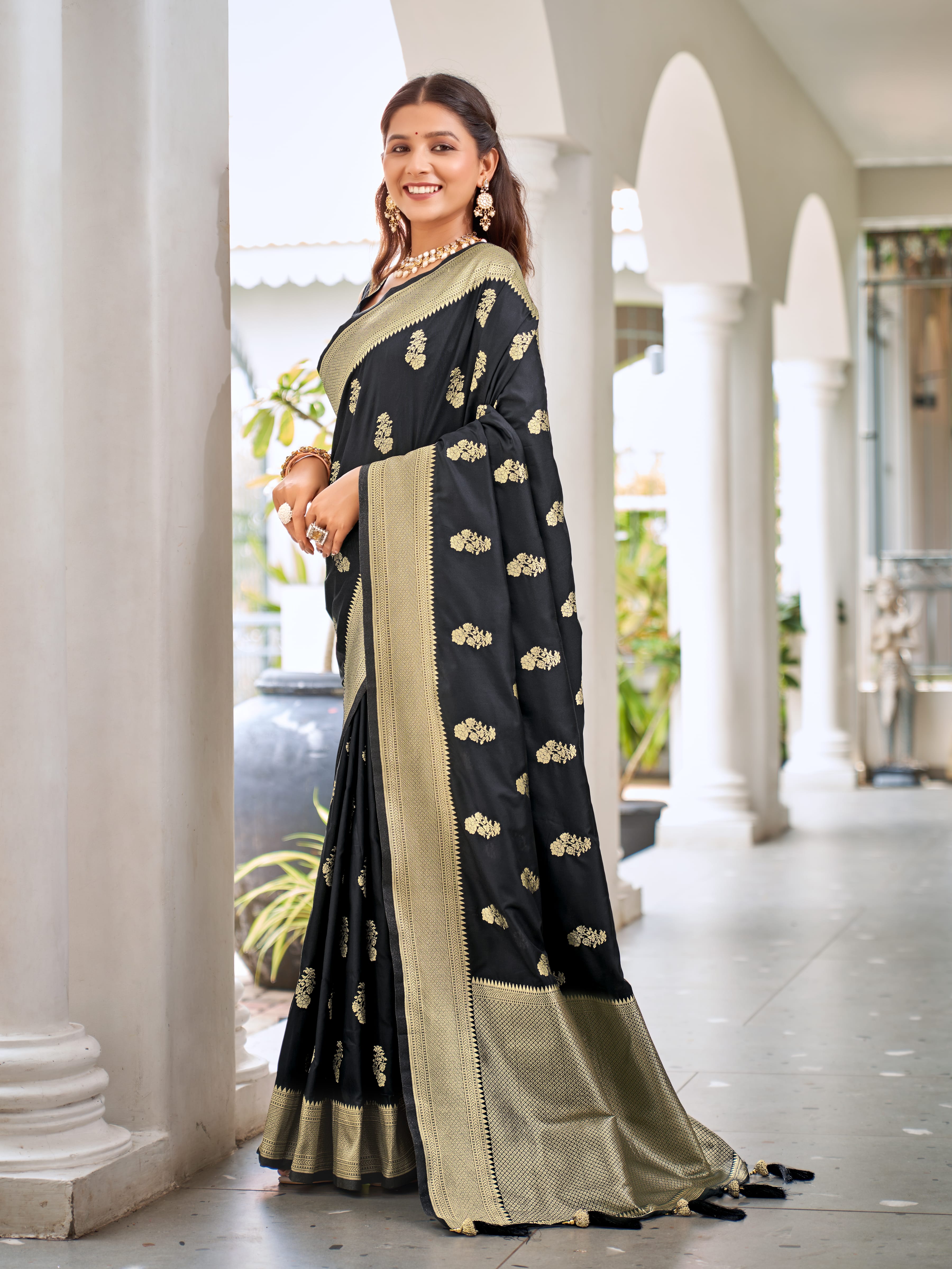 MANOHARI Banarasi Silk Blend Jacquard Work Saree - Black - Dista