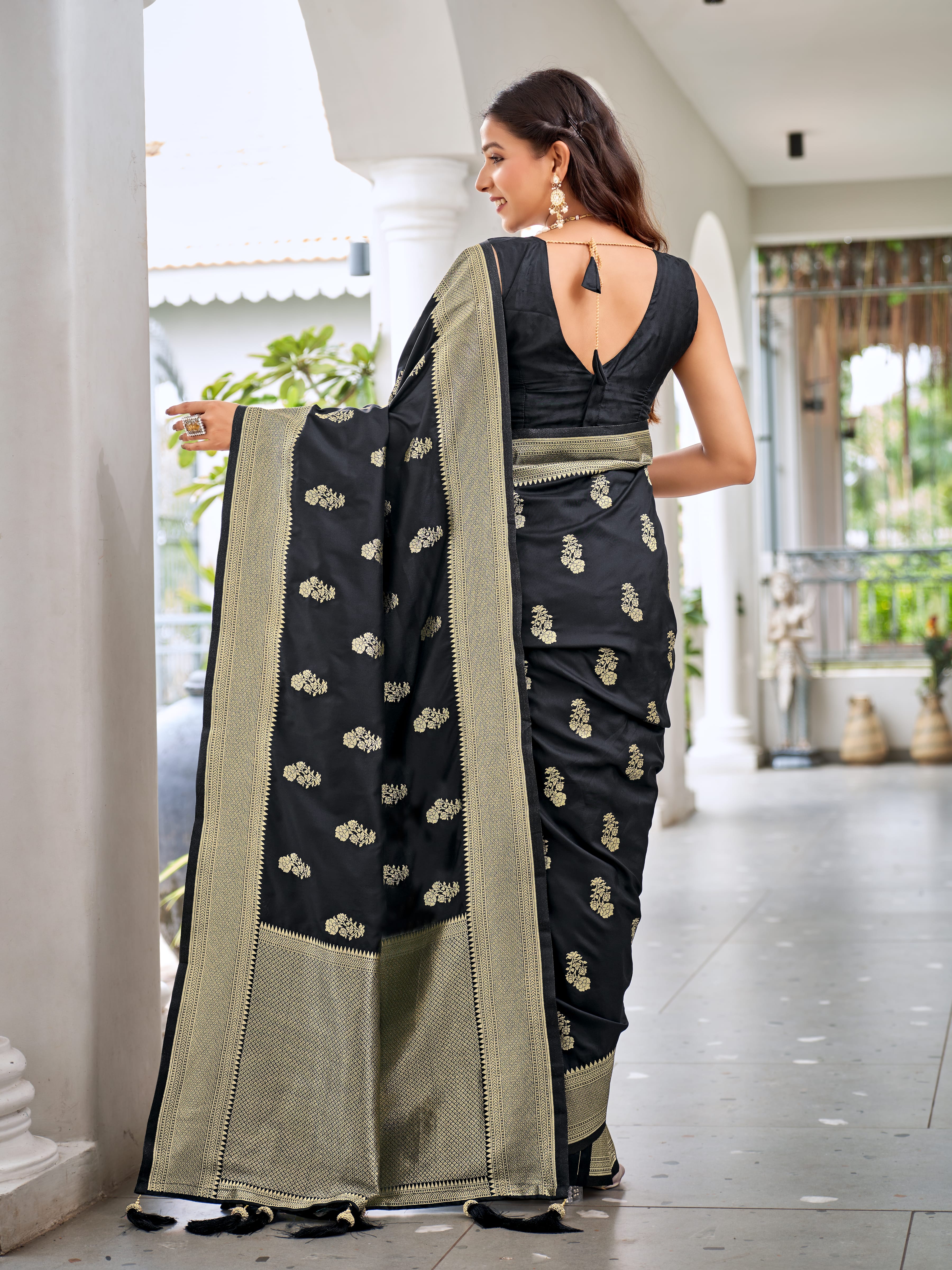 MANOHARI Banarasi Silk Blend Jacquard Work Saree - Black - Dista