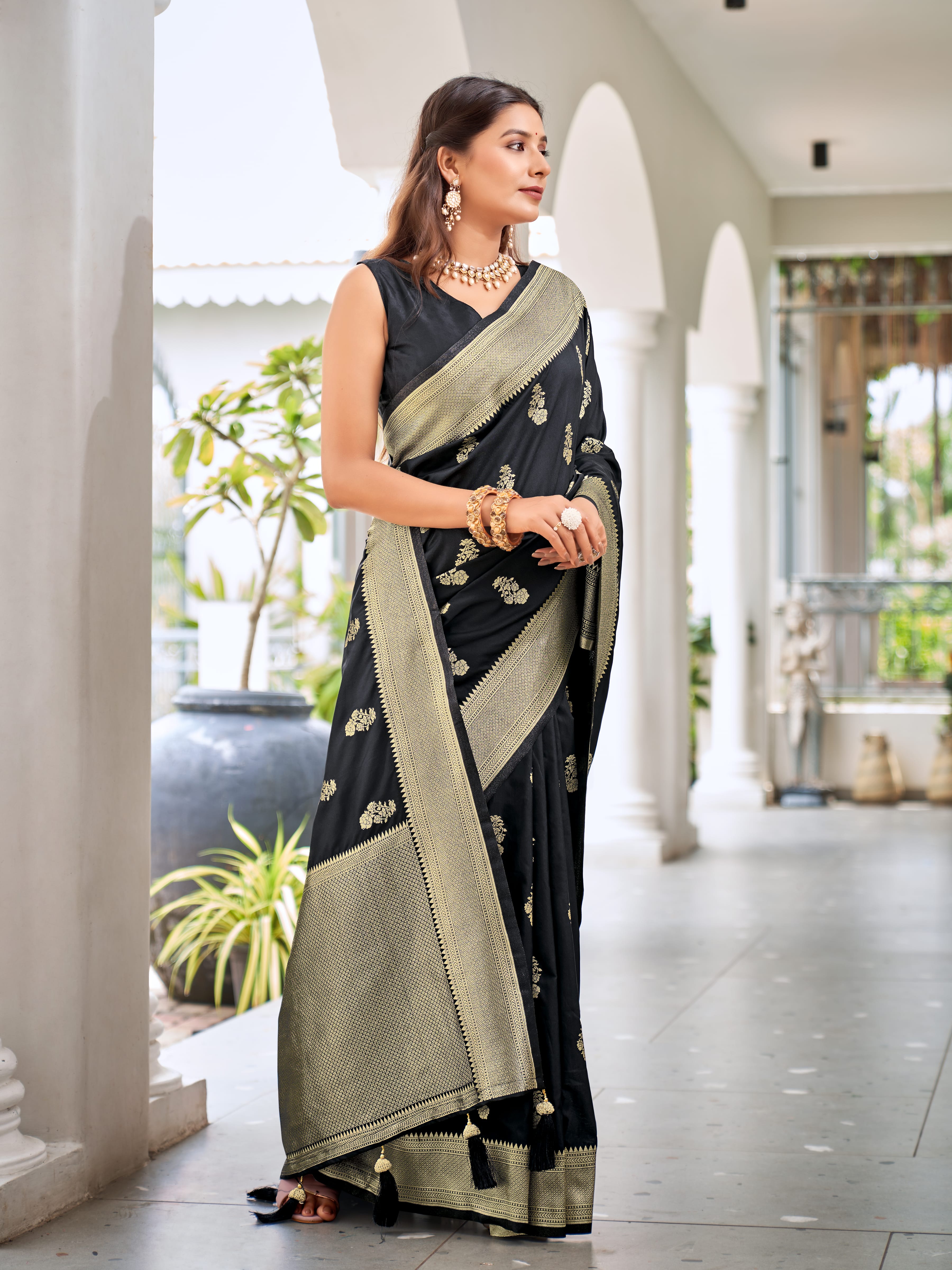 MANOHARI Banarasi Silk Blend Jacquard Work Saree - Black - Dista