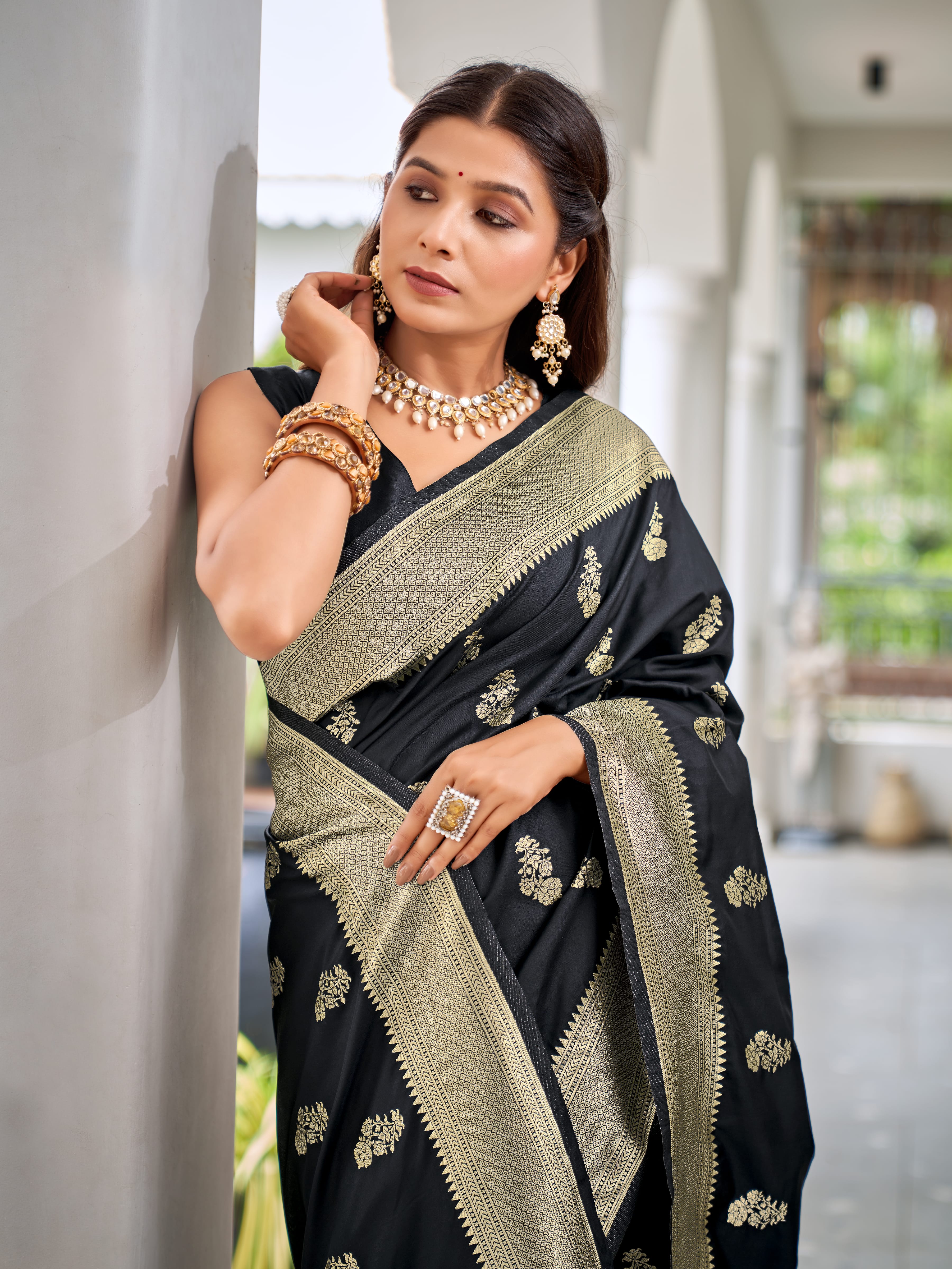 MANOHARI Banarasi Silk Blend Jacquard Work Saree - Black - Dista