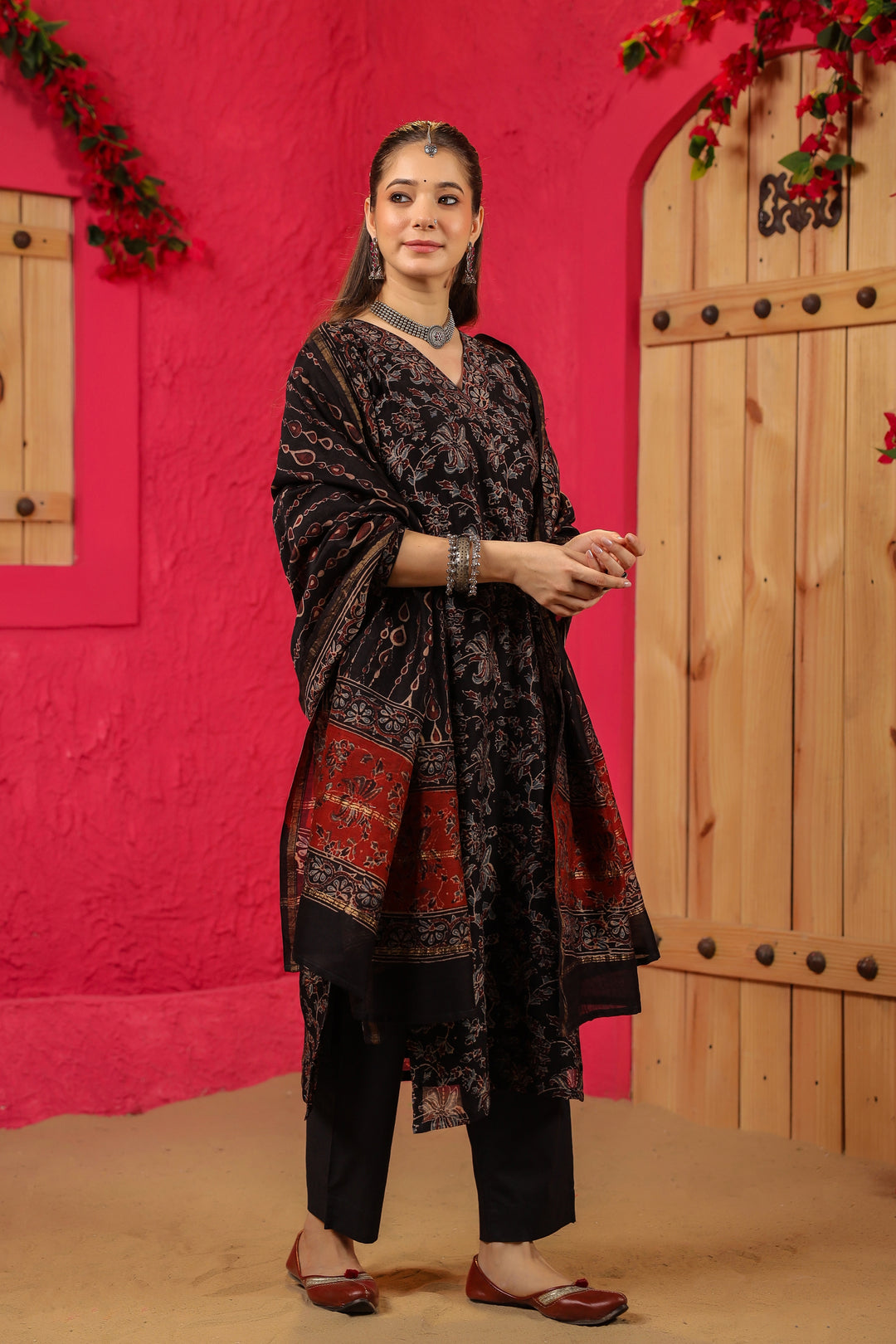 Malishka Women's Black Roman Slub Flower Print Straight Kurta Pant With Dupatta