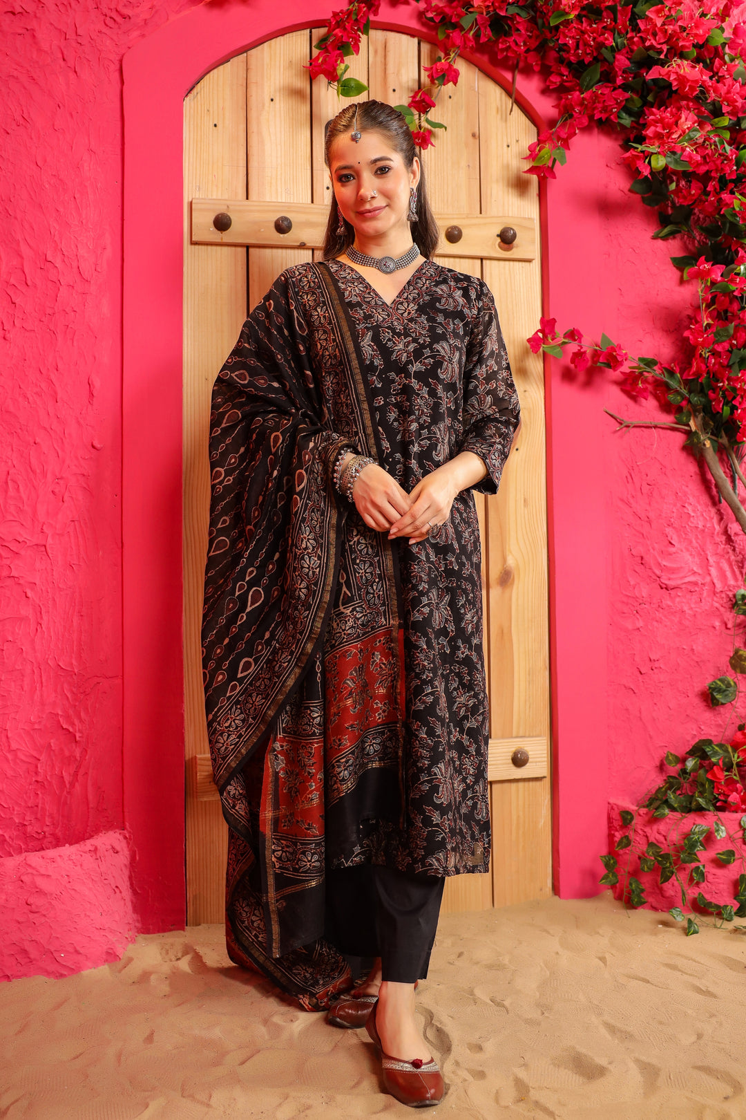 Malishka Women's Black Roman Slub Flower Print Straight Kurta Pant With Dupatta