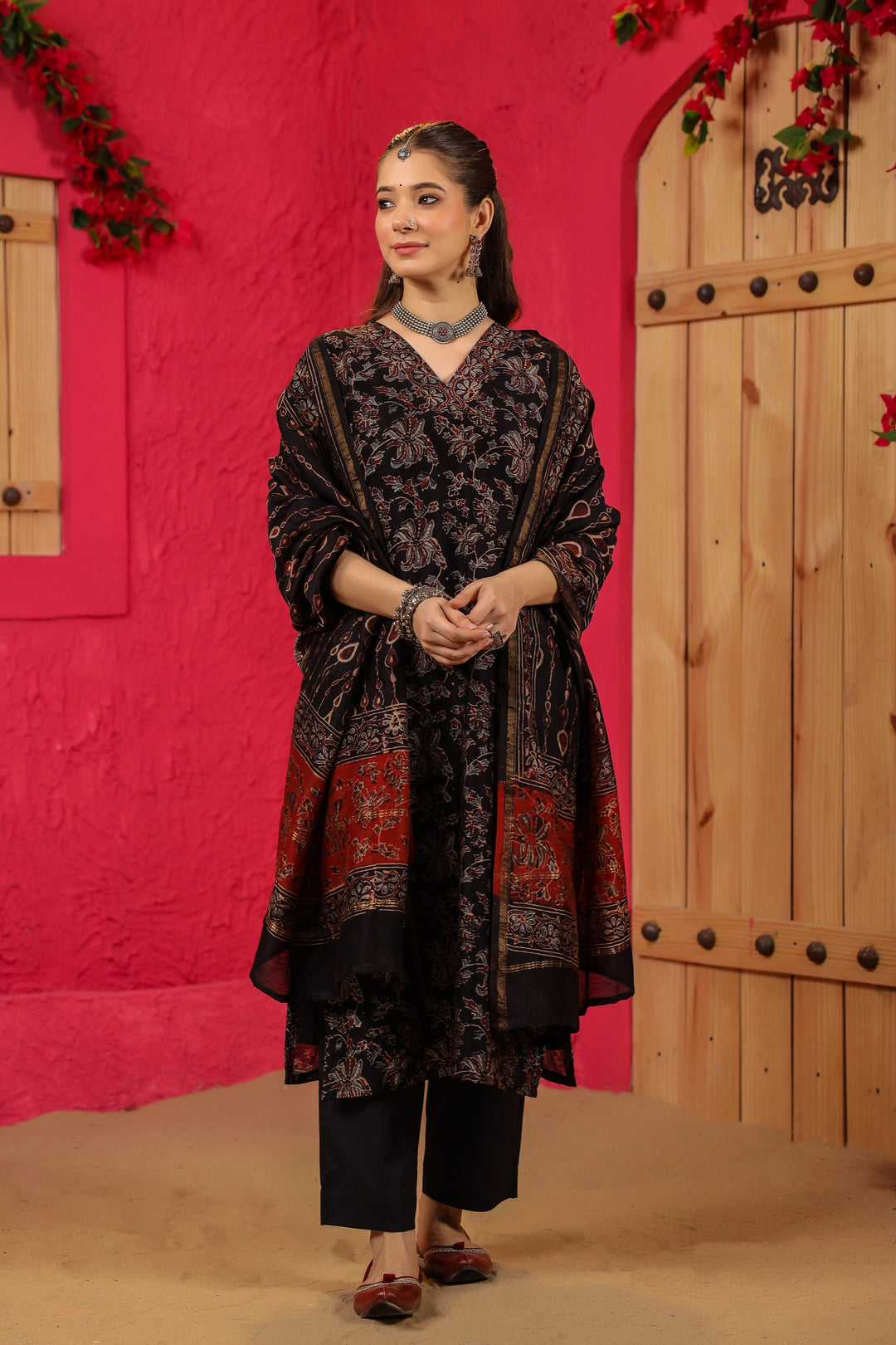 Malishka Women's Black Roman Slub Flower Print Straight Kurta Pant With Dupatta