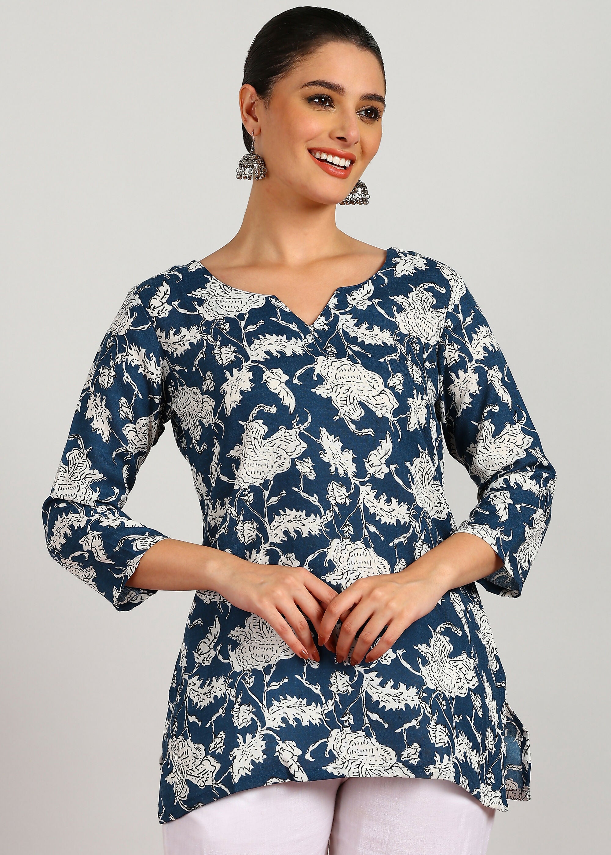 Aavyora Women's Navy Blue & White Floral Printed Tunic