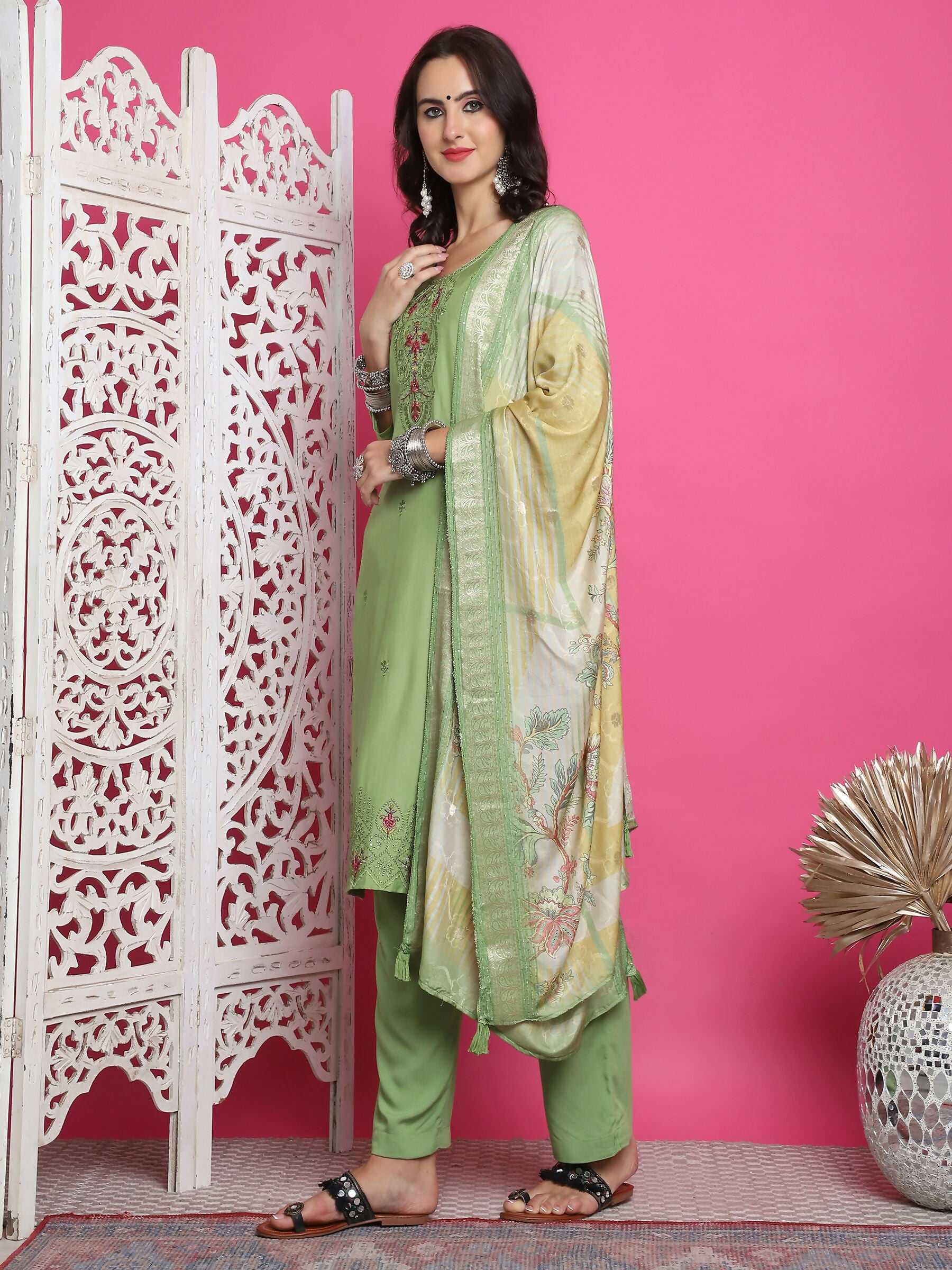 Jyoti Fashion Women's Green Muslin Floral Resham Embroidery Kurta with Trouser & Dupatta - Distacart