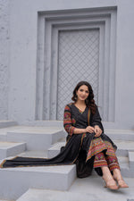Thumbnail for Juniper Black Floral Printed Cotton Kurta Set With Thread Work & Sequins - Distacart