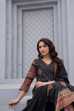Thumbnail for Juniper Black Floral Printed Cotton Kurta Set With Thread Work & Sequins - Distacart