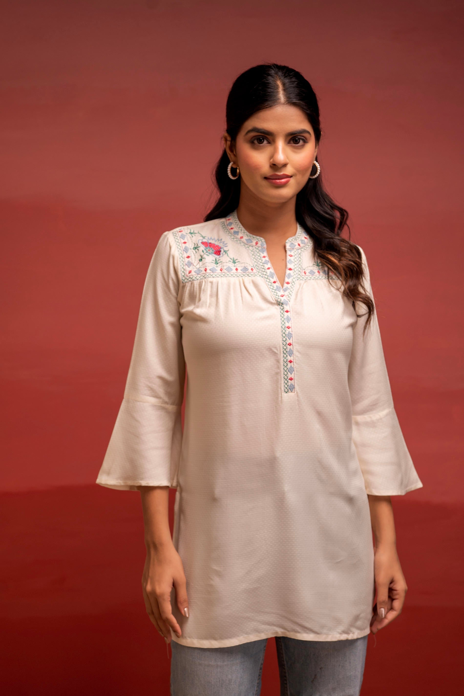 Juniper Off White Solid Viscose Tunic With Thread Work