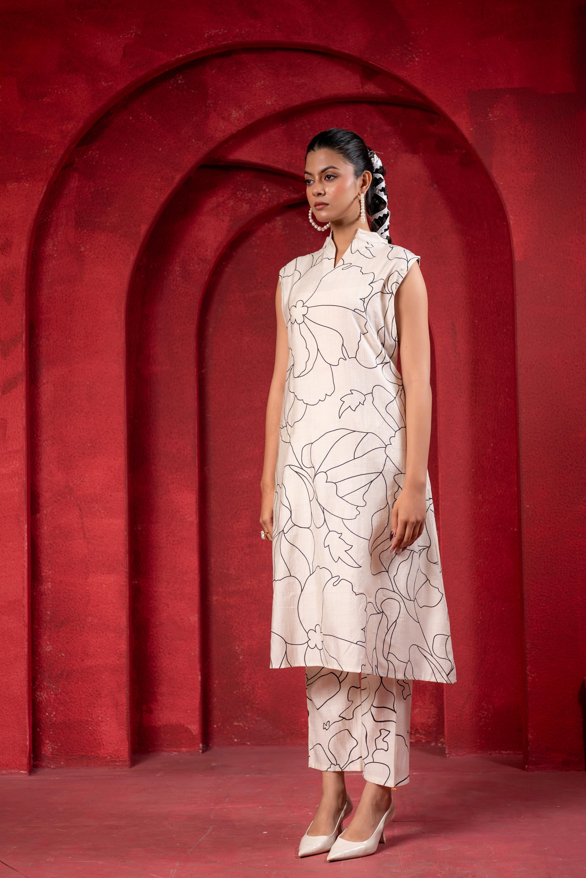 Juniper White & Black Floral Printed Sleeveless Straight Kurta Set