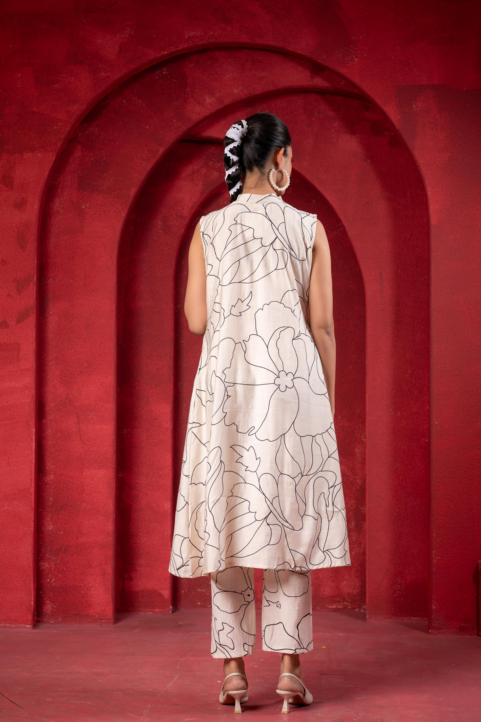 Juniper White & Black Floral Printed Sleeveless Straight Kurta Set