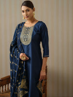 Thumbnail for Ode by House of Pataudi Floral Yoke Design Silk Straight Kurta & Trousers With Dupatta - Distacart