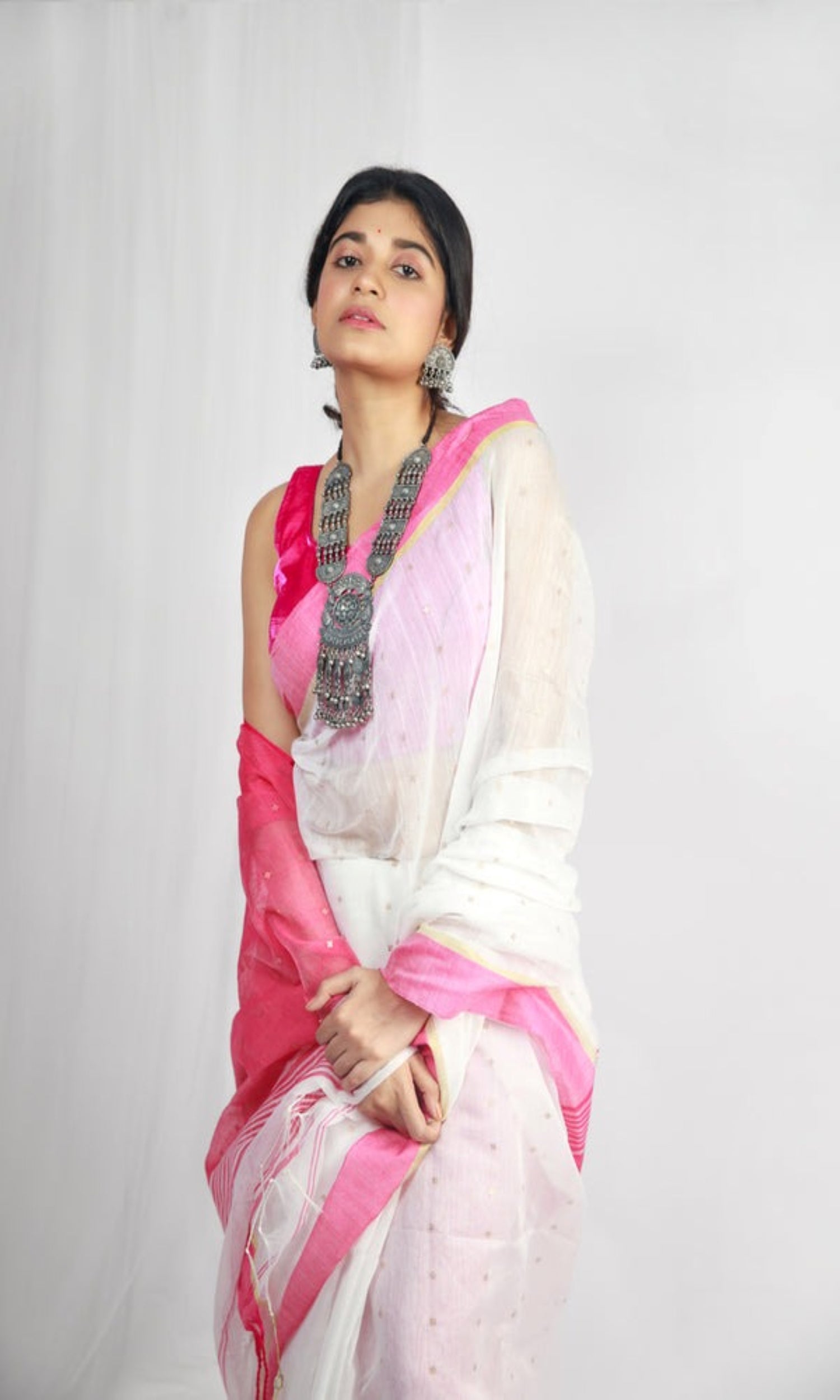 Piyari Fashion Handloom Cotton Blend White Sequin Saree