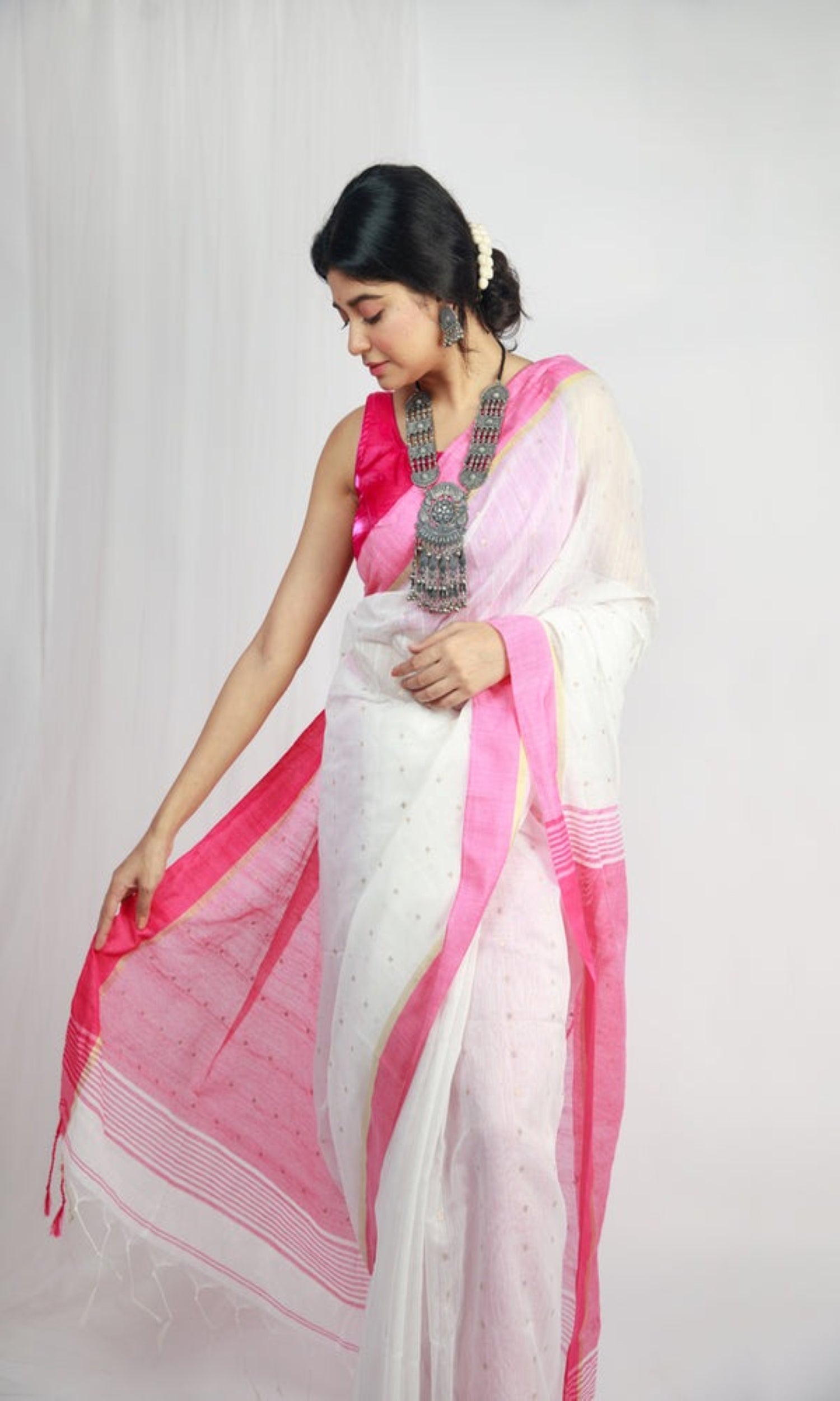 Piyari Fashion Handloom Cotton Blend White Sequin Saree