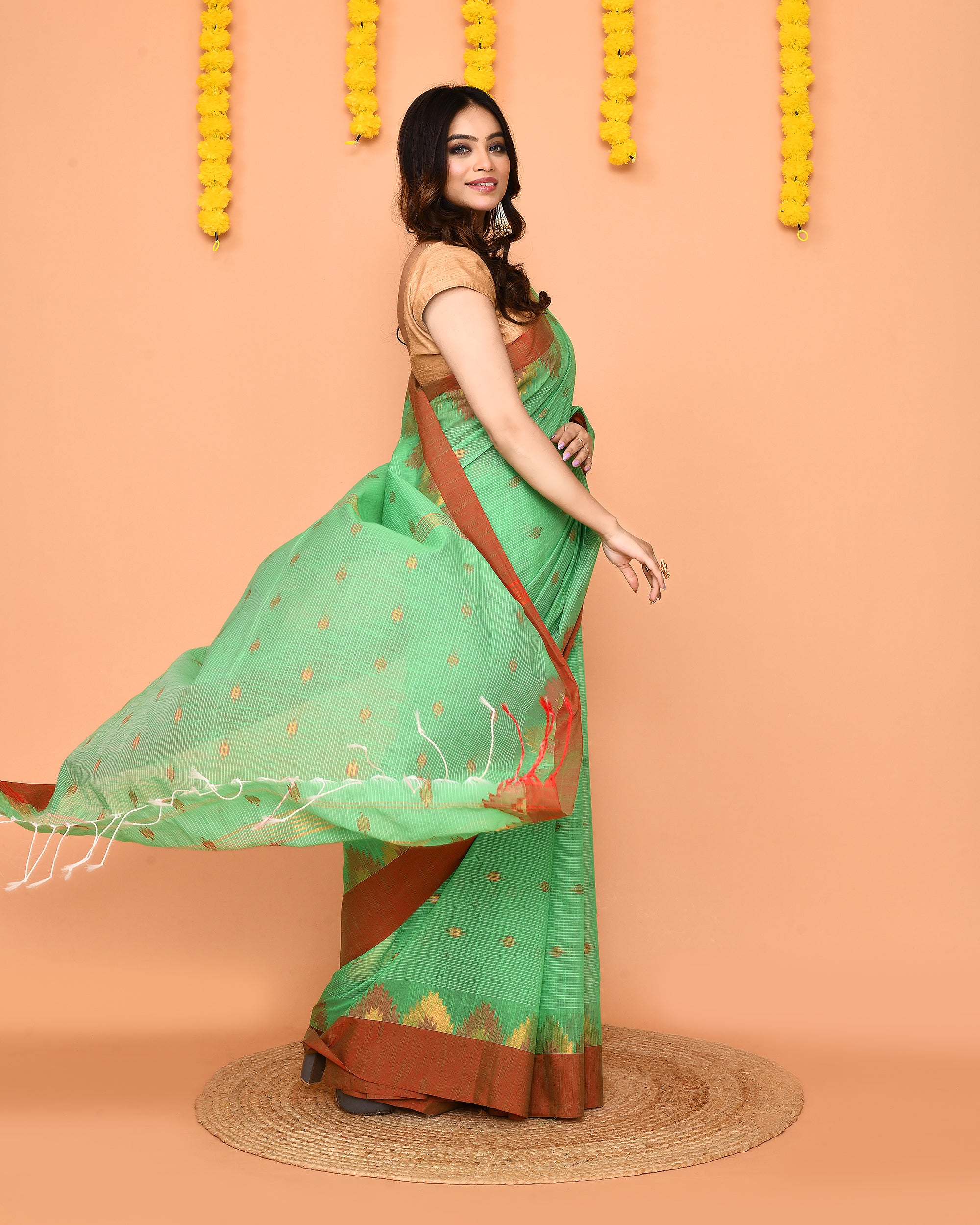 Piyari Fashion Women's Green Cotton Blend Handloom Saree With Red Temple Border