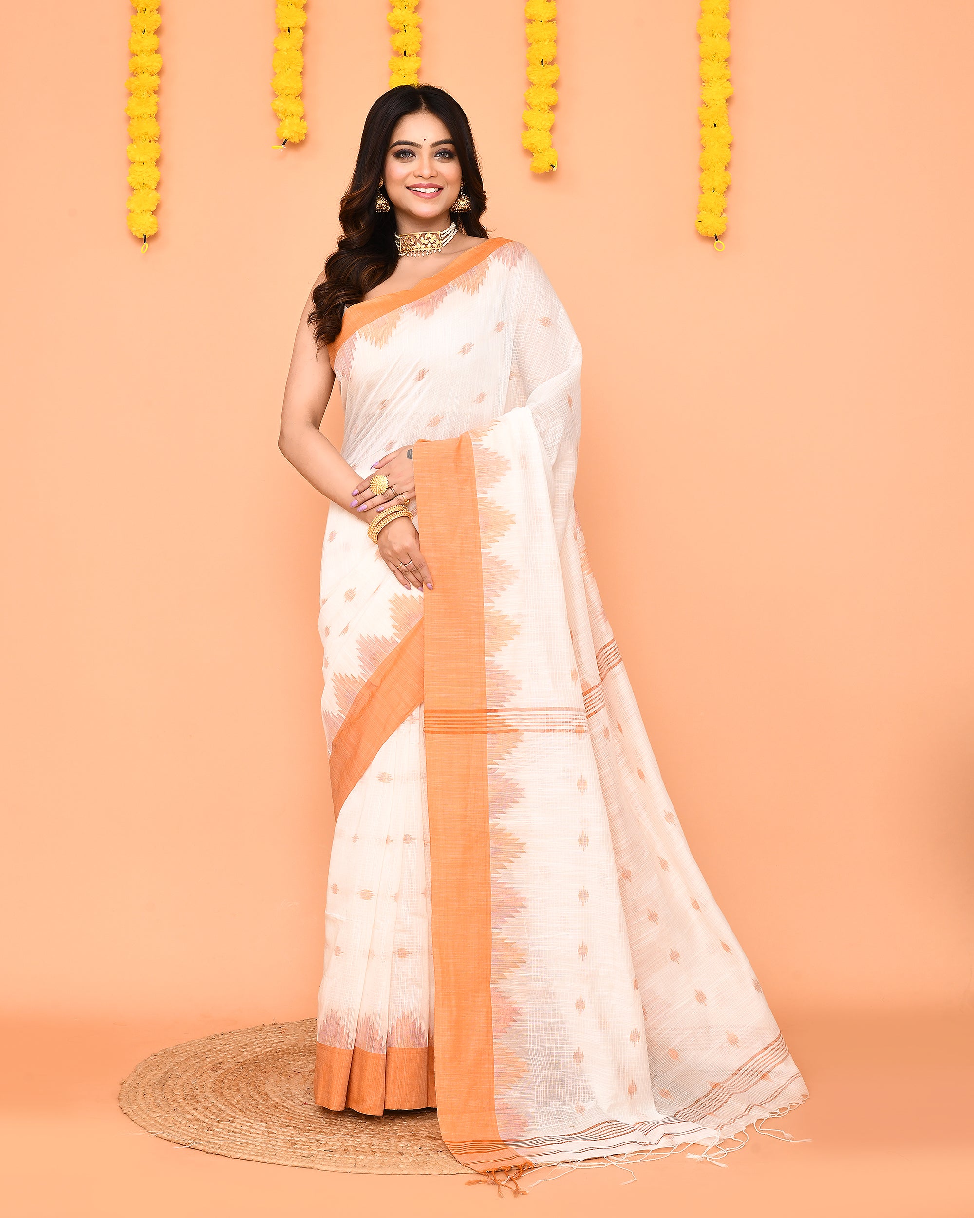 Piyari Fashion Women's White Cotton Blend Handloom Saree With Brown Temple Border