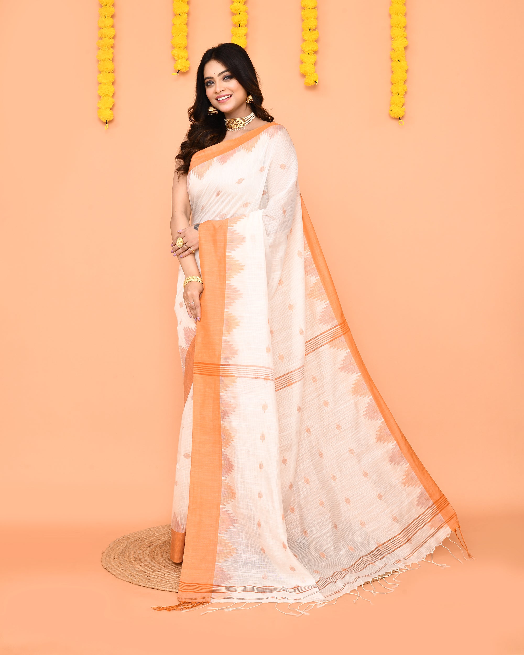 Piyari Fashion Women's White Cotton Blend Handloom Saree With Brown Temple Border