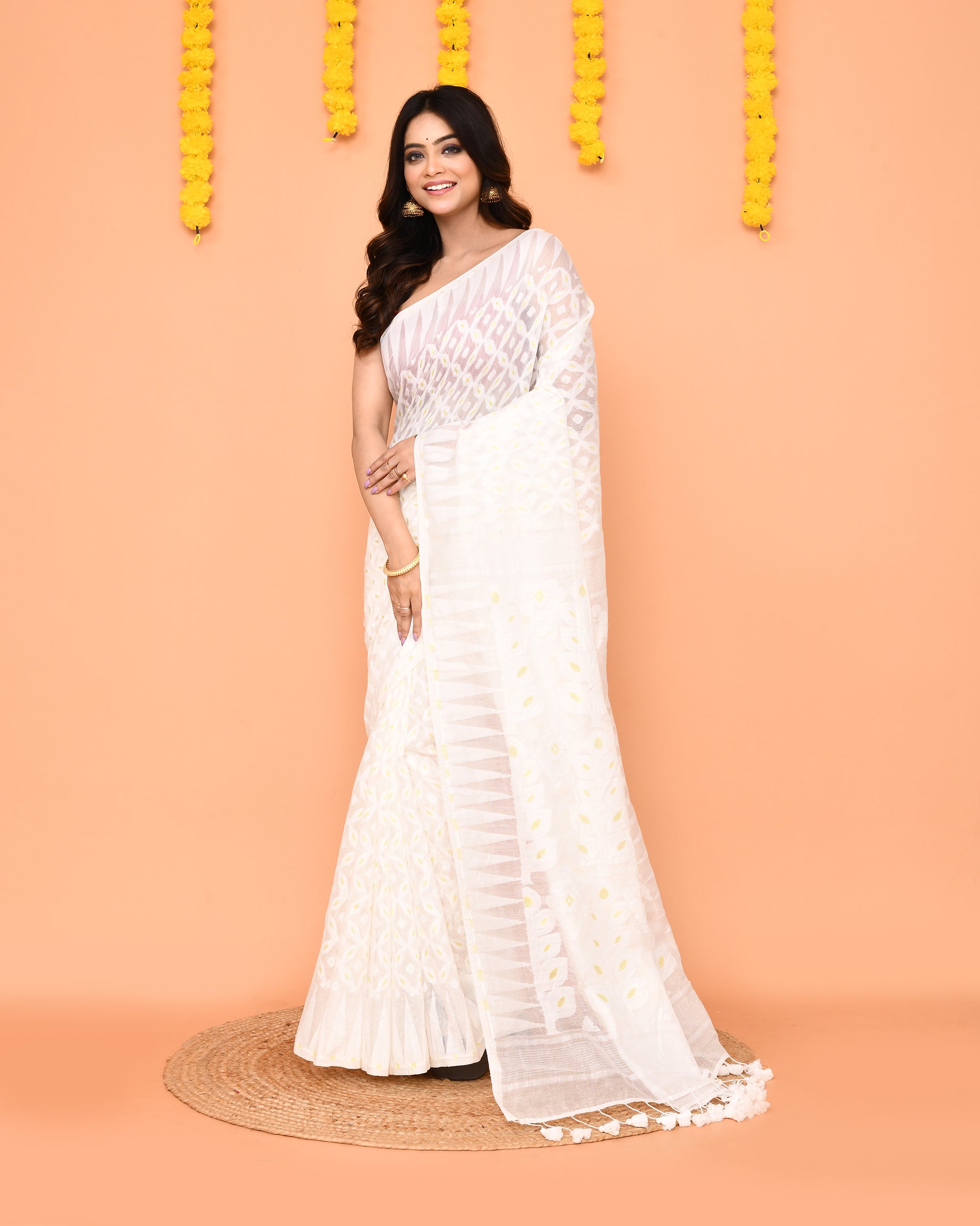 Piyari Fashion Women's White Cotton Blend Jamdani Saree With Tassels