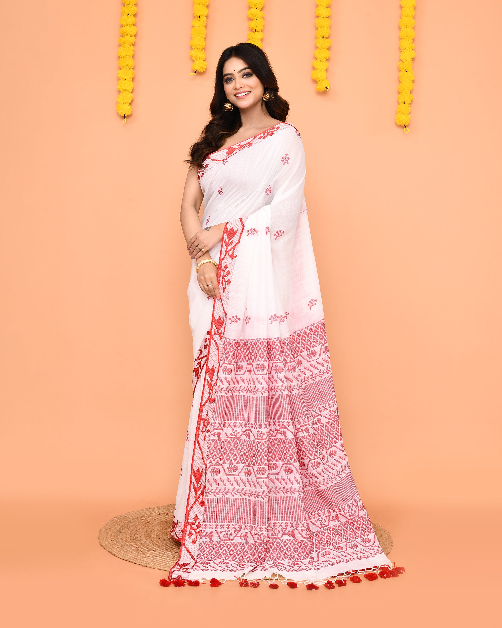 Piyari Fashion Women's White Cotton Handloom Saree With Tassels