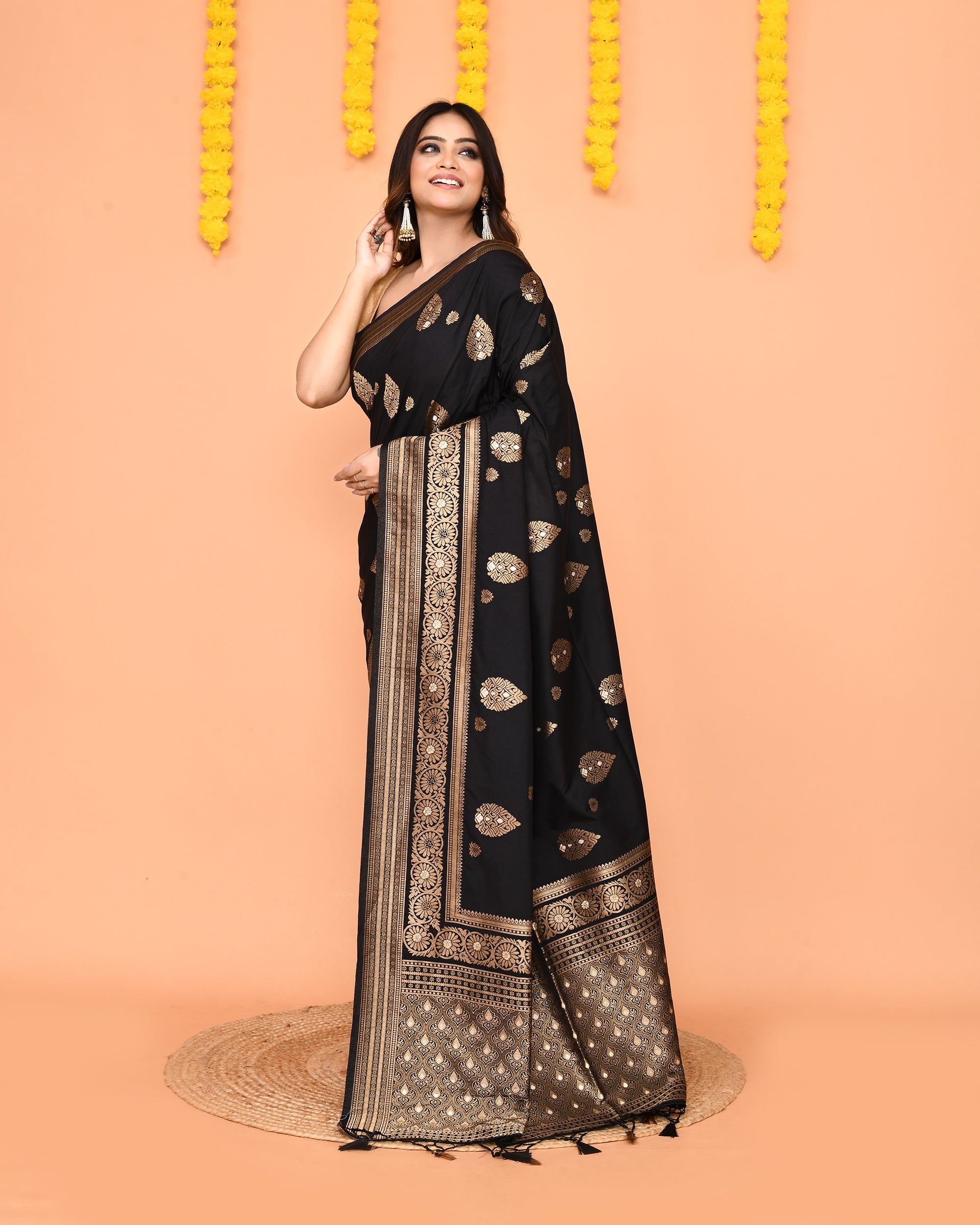 Piyari Fashion Women's Handloom Black Bangalore Silk Saree With Zari Border