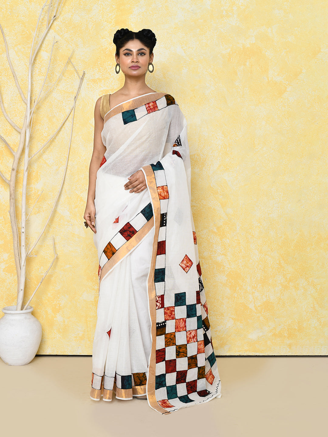 Piyari Fashion Women's White Exclusive Applique Saree With Blouse Piece