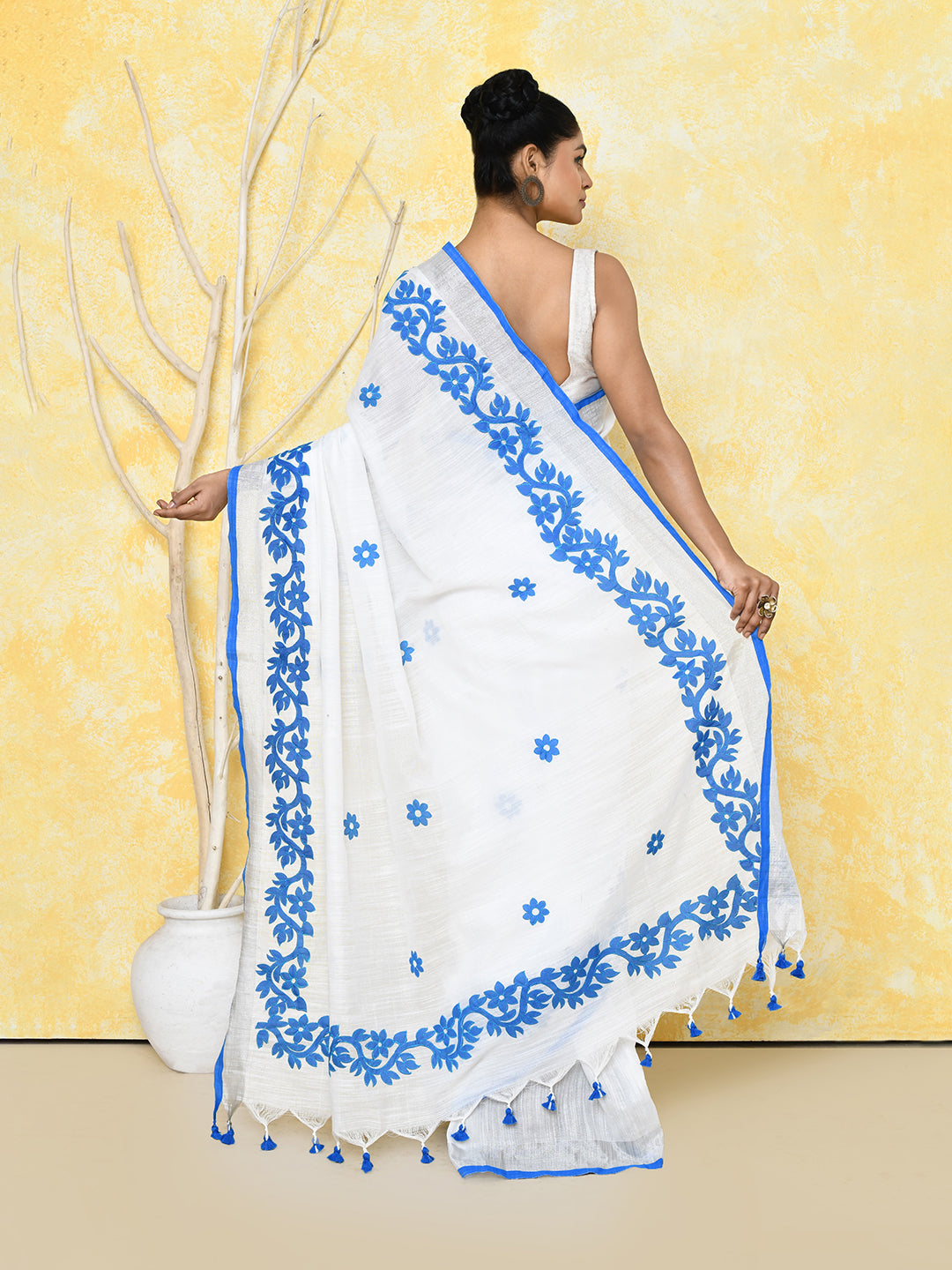 Piyari Fashion Women's White Exclusive Applique Saree With Blouse Piece