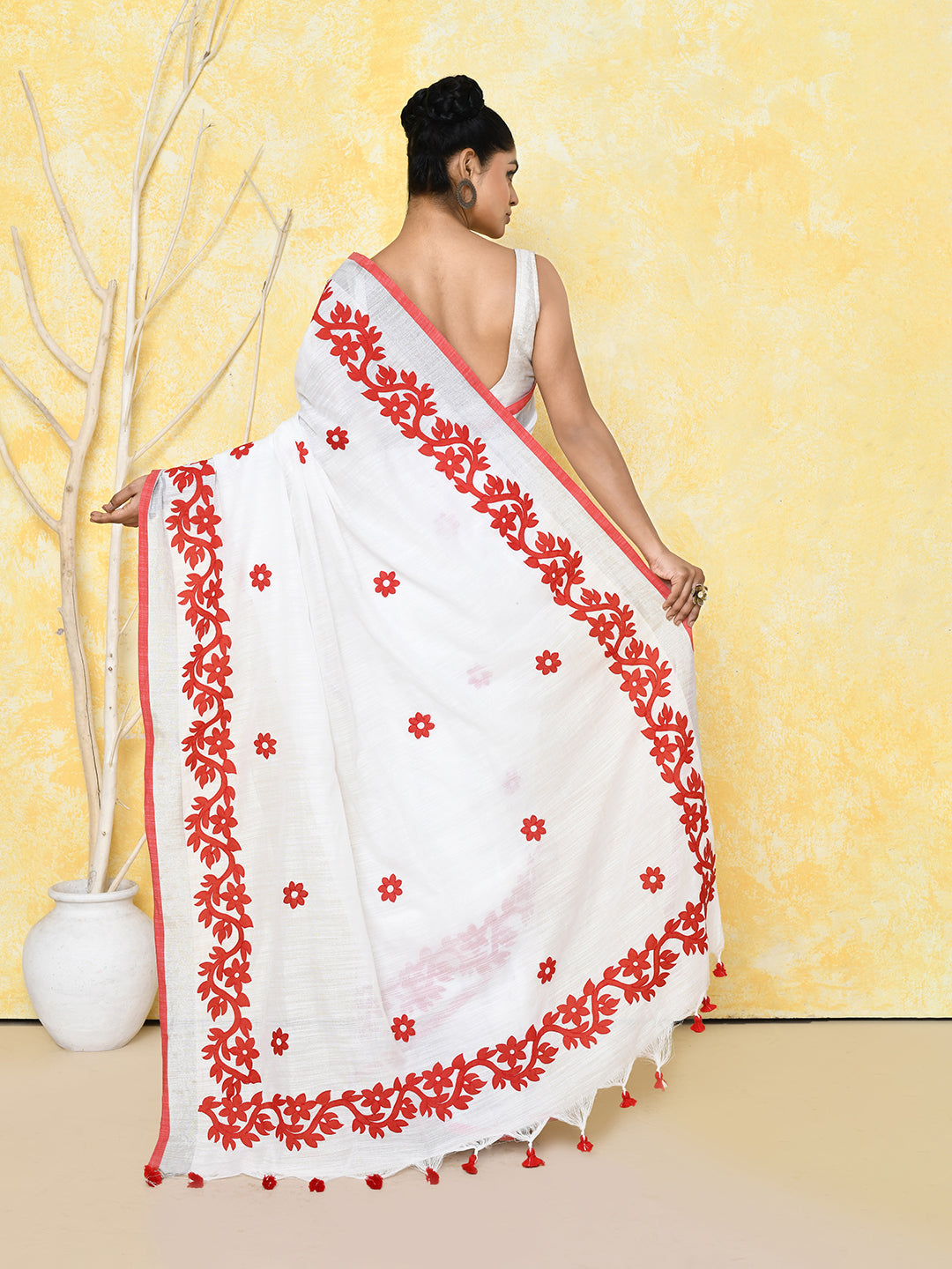 Piyari Fashion Women's White Exclusive Applique Saree With Blouse Piece