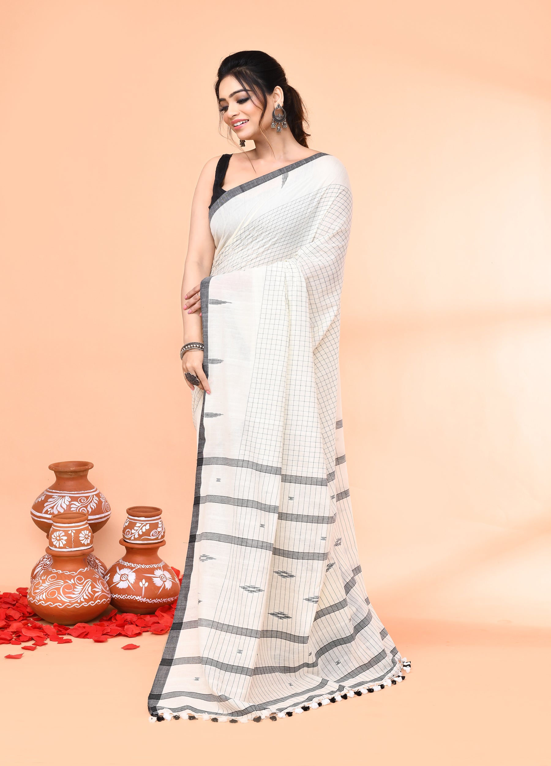 Piyari Fashion Women`s Off White Mul Cotton Handloom Jamdani Saree With Blouse