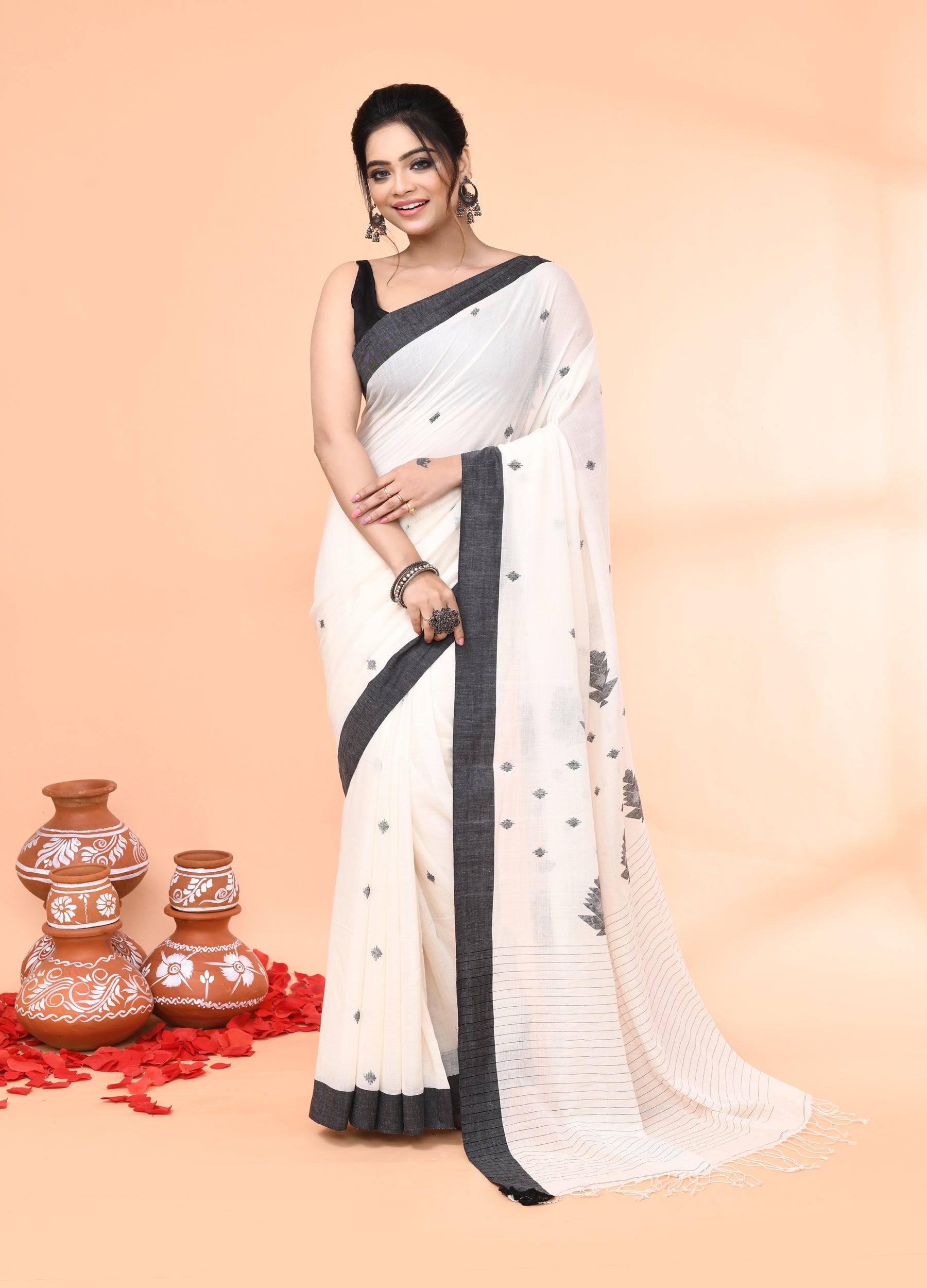Piyari Fashion Women`s Off White Mul Cotton Handloom Jamdani Saree With Blouse