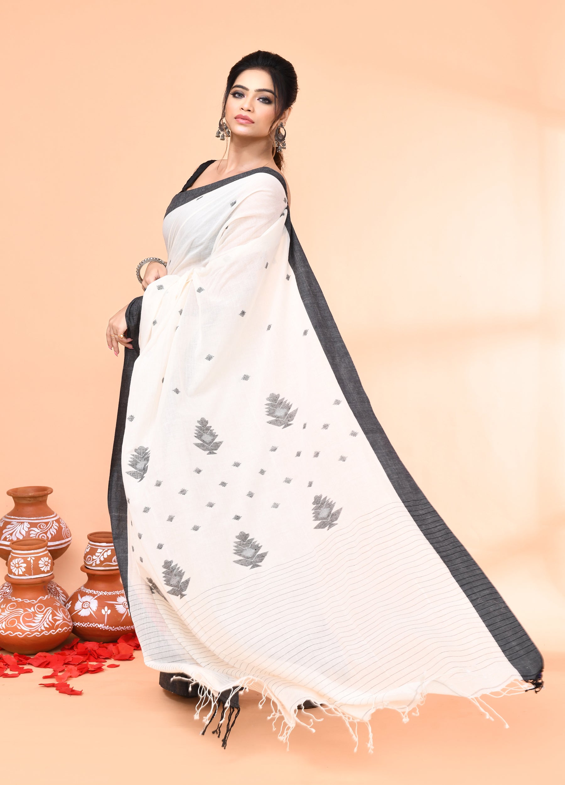 Piyari Fashion Women`s Off White Mul Cotton Handloom Jamdani Saree With Blouse