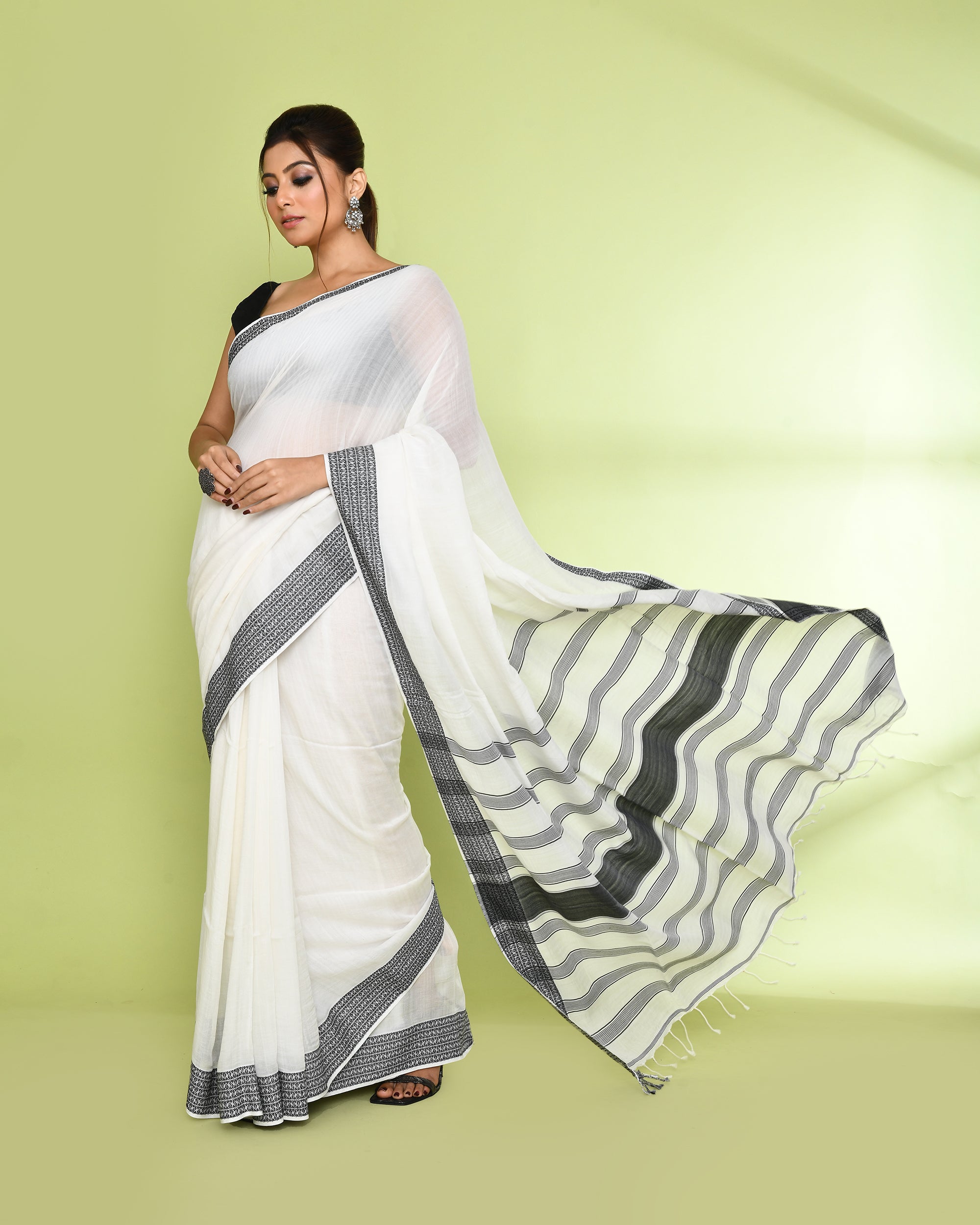 Piyari Fashion Women's White Embellished Cotton Saree