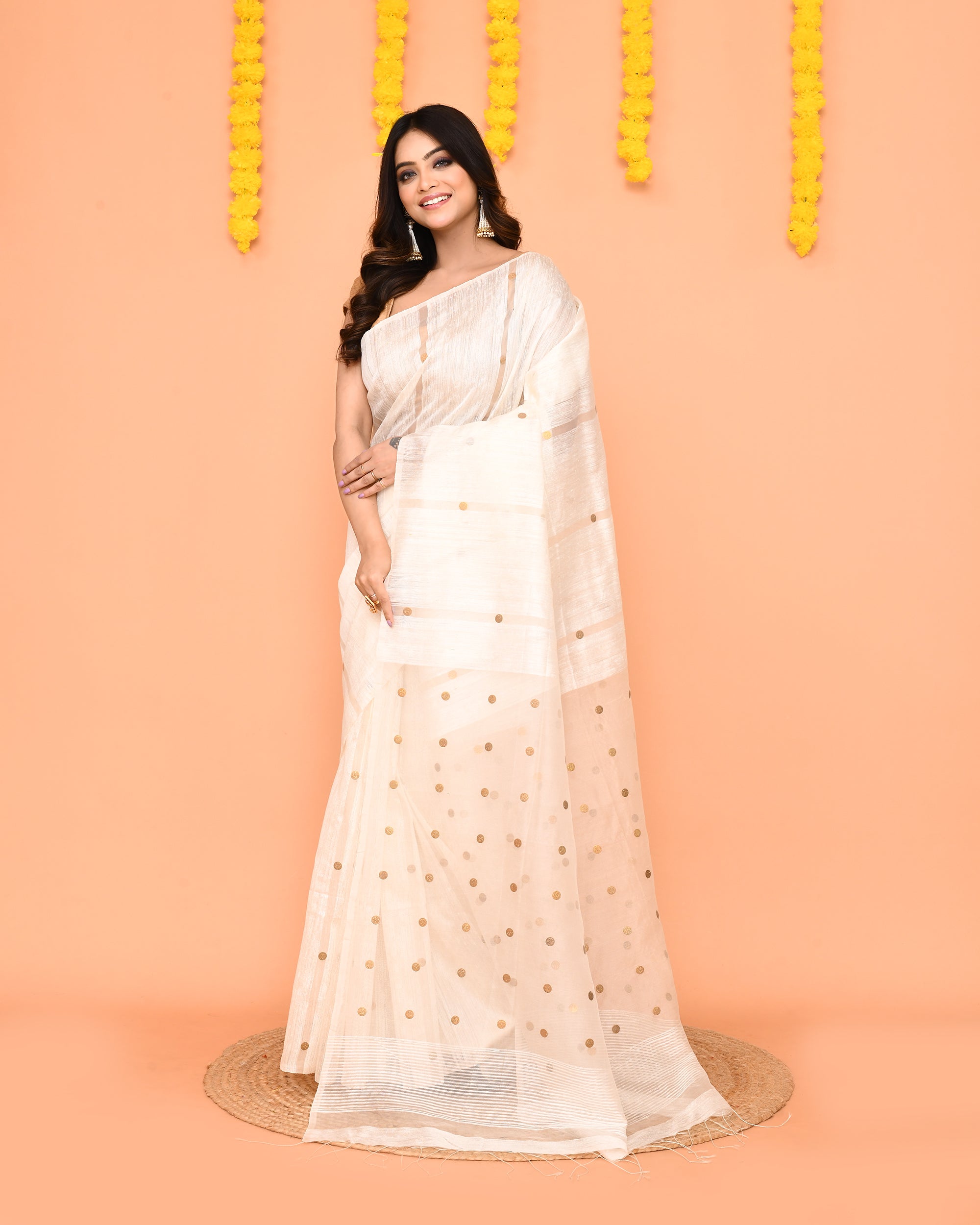 Piyari Fashion Traditional White Handwoven Matka Silk Jamdani Saree With Sequins