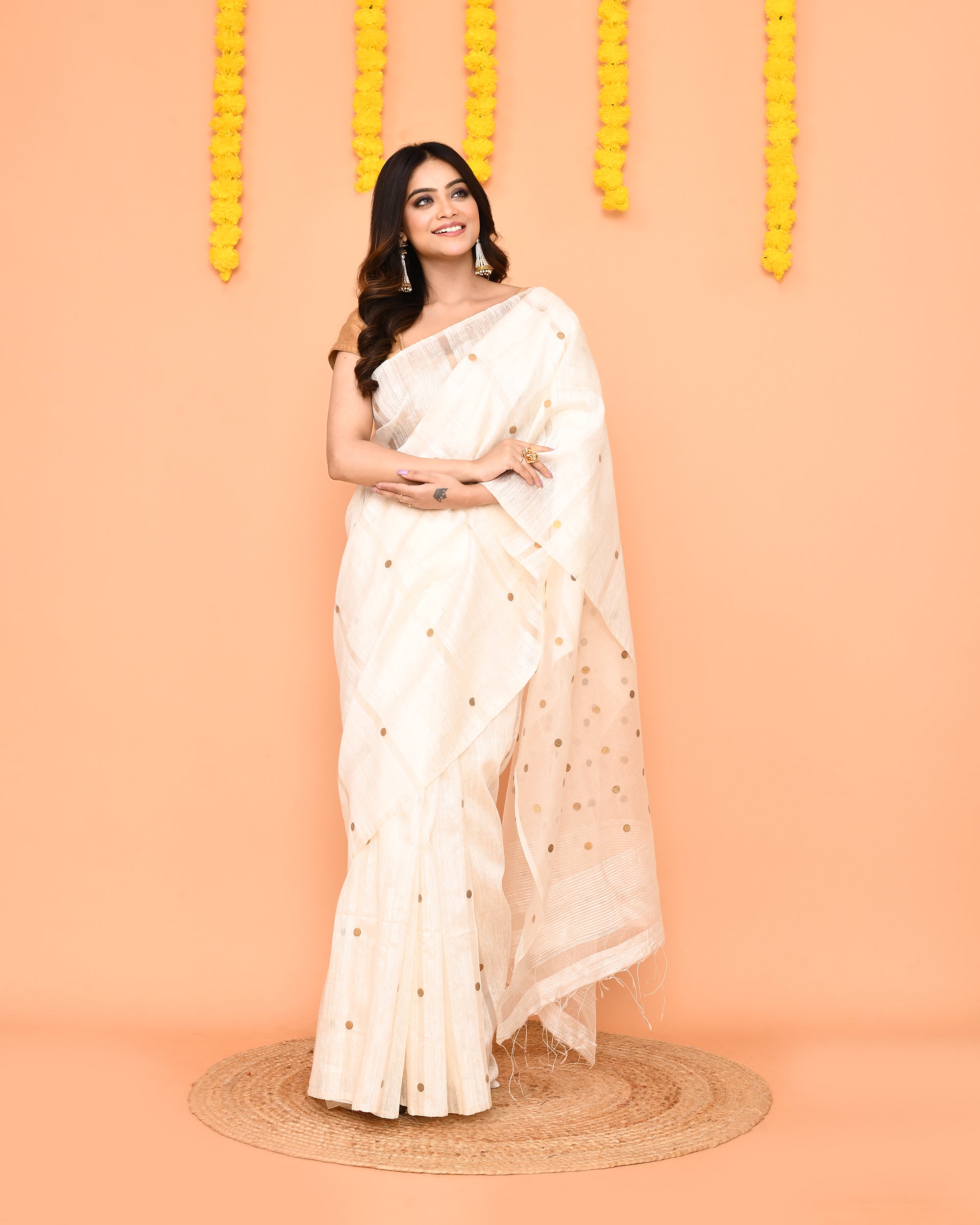 Piyari Fashion Traditional White Handwoven Matka Silk Jamdani Saree With Sequins