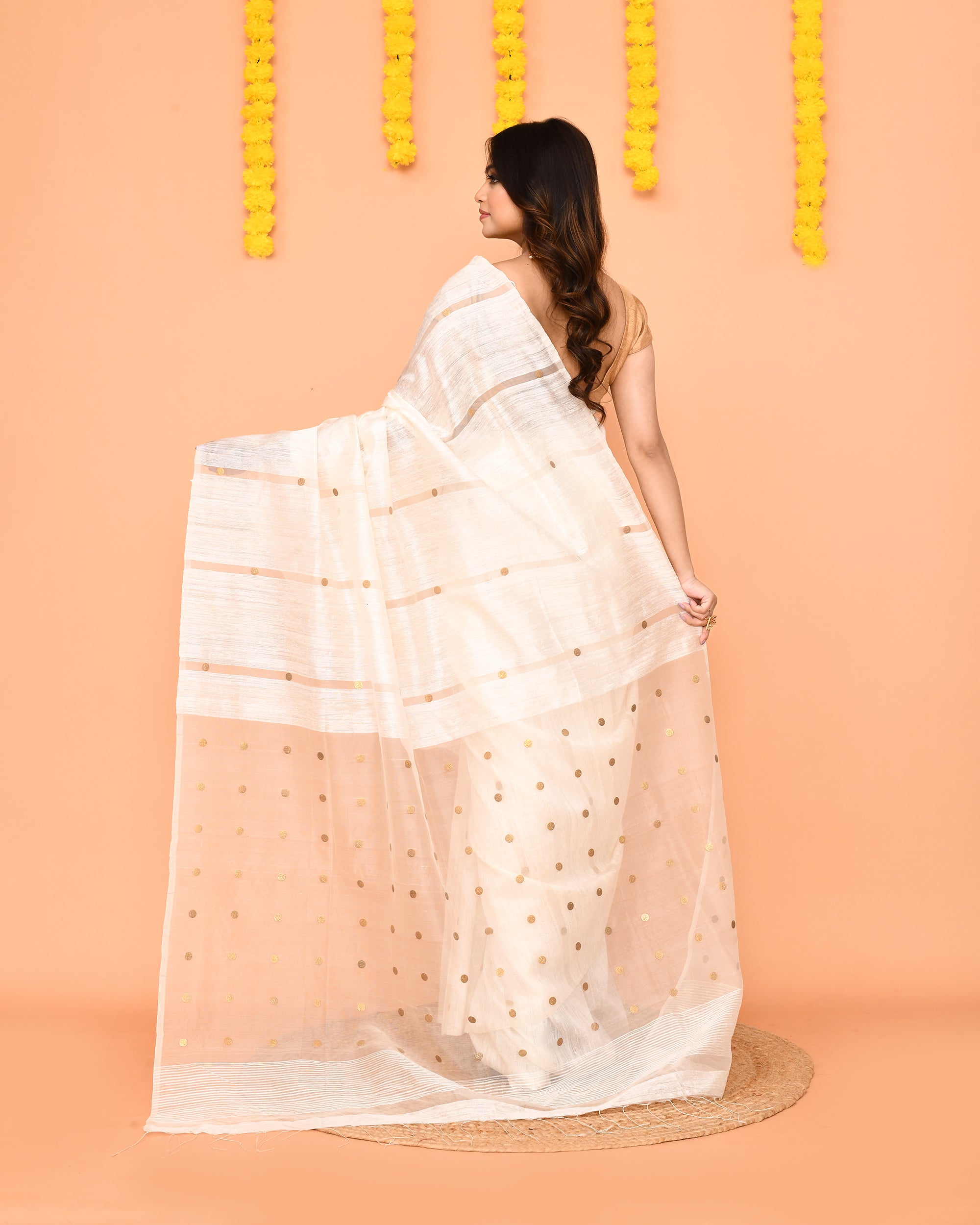 Piyari Fashion Traditional White Handwoven Matka Silk Jamdani Saree With Sequins
