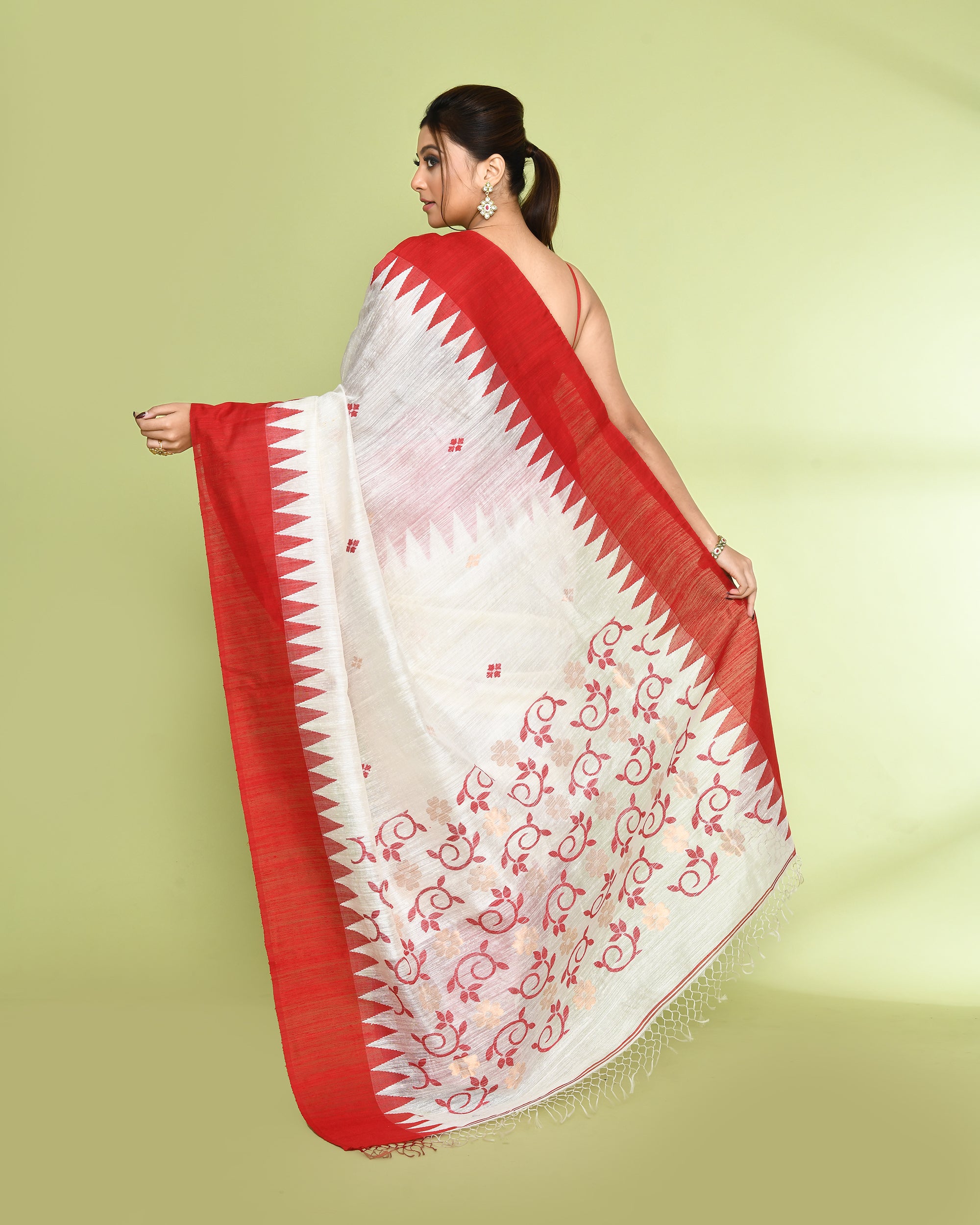Piyari Fashion Women's Off White Embellished Matka Silk Jamdani Saree