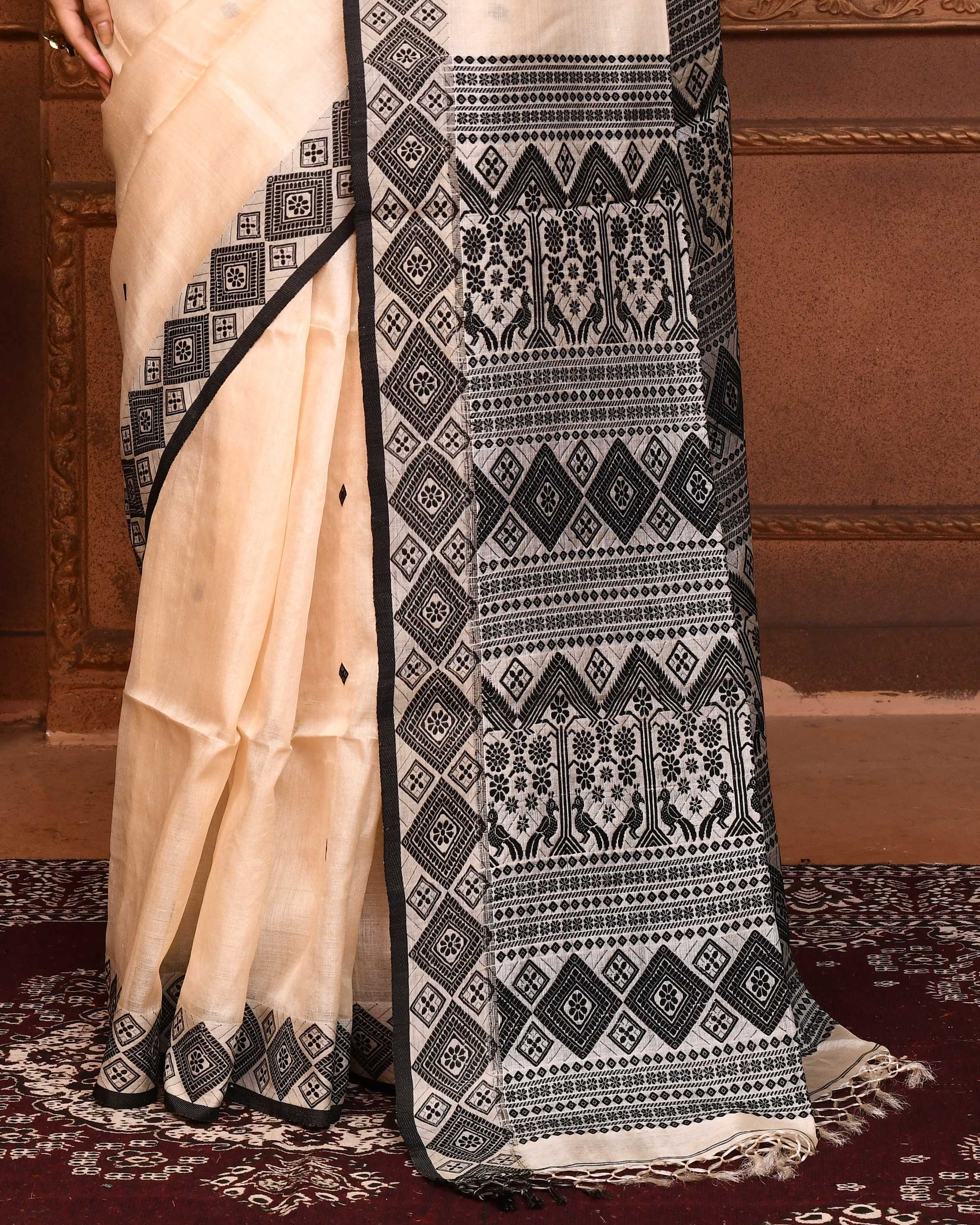Piyari Fashion Off White Tussar Silk Jamdani Saree With Blouse Piece
