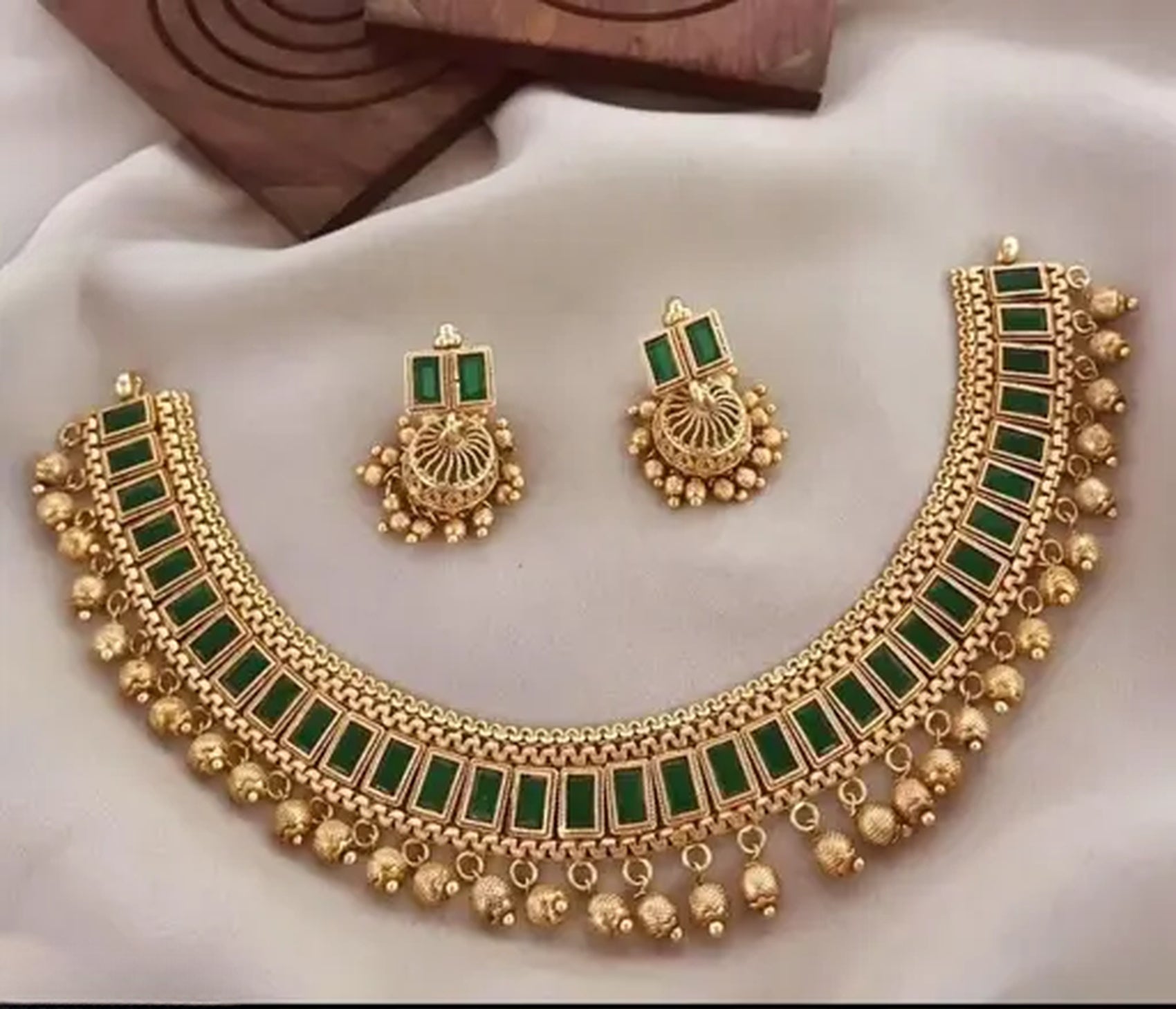 Jewel City Traditional Gold-Plated Kundan Choker Necklace with Green Stones & Beads – Ethnic Indian Jewelry for Weddings & Festivals