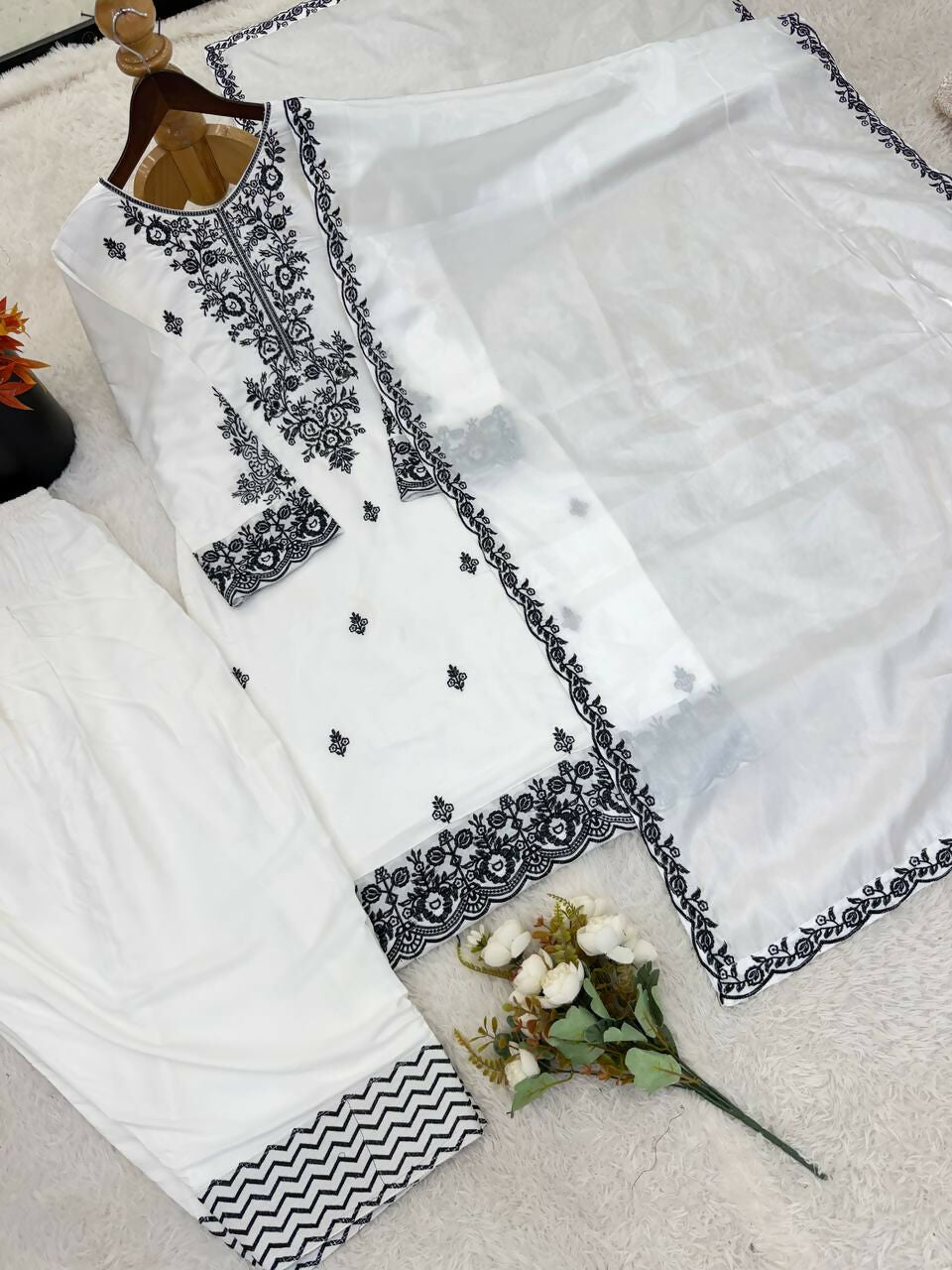 Teeya Creation Womens Trendy Stylish Embroidery Thread Work Kurta Set - Dista