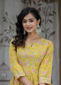 Thumbnail for Kaajh Women's Yellow Floral Print Cotton Kurta Pant Set - Distacart