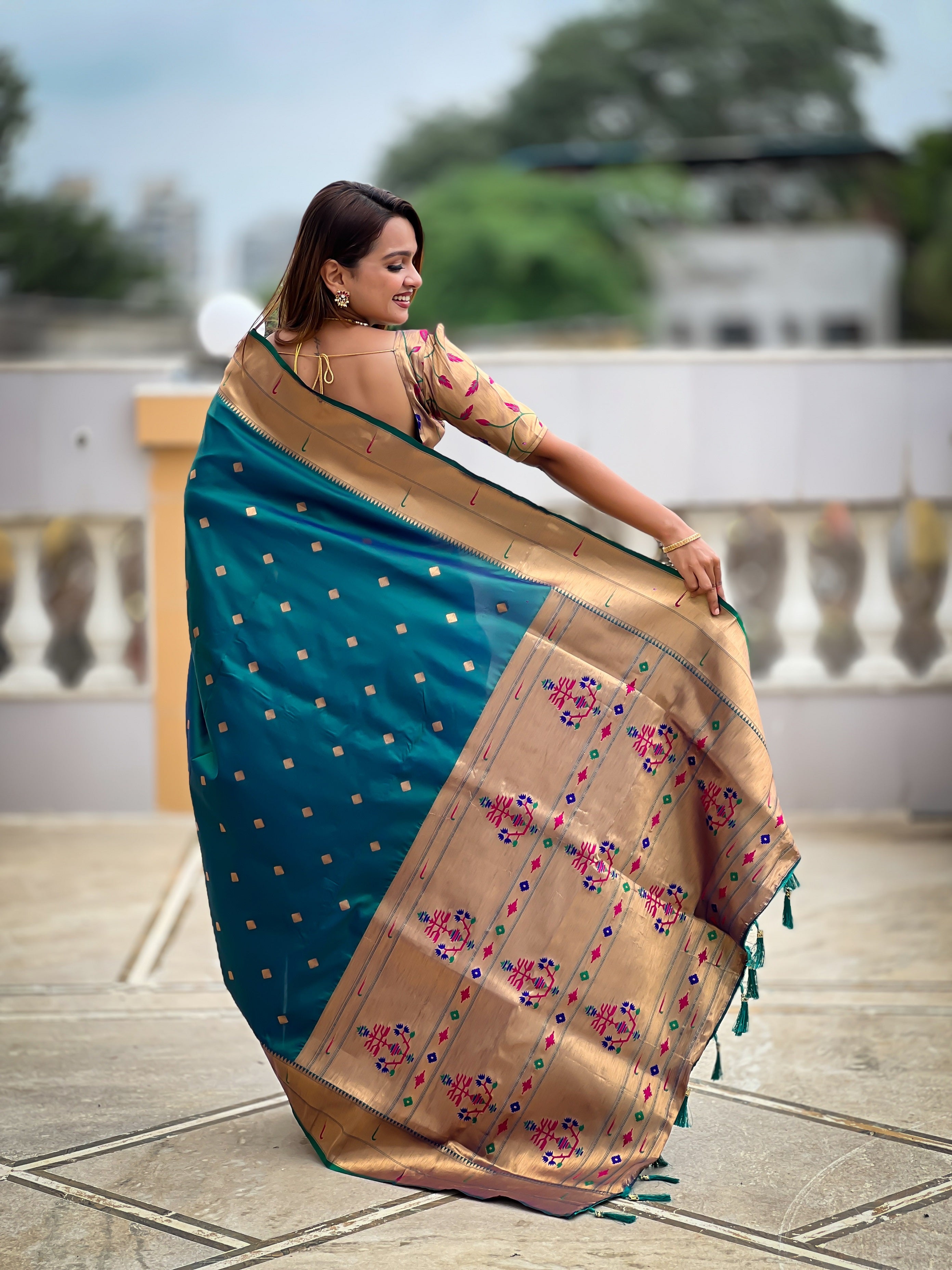 Vedant Vastram Soft Litchi Silk Paithani Jacquard Saree - Rama - Dista