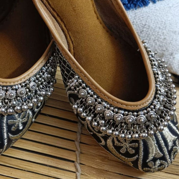 Desi Colour Women Indian Ethnic Footwear-Black Gungroo - Distacart