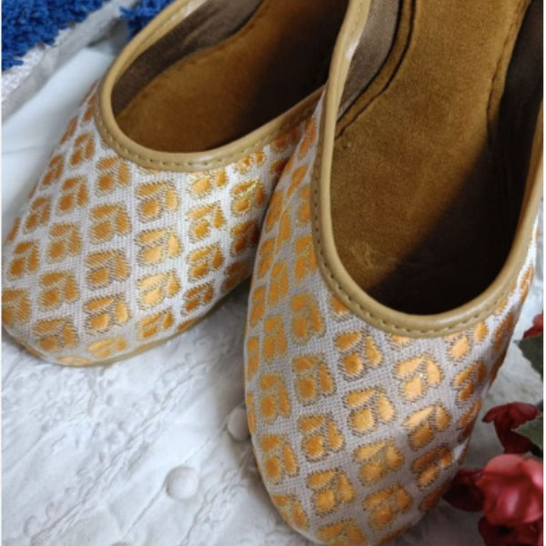 Desi Colour Women Indian Ethnic Footwear-Cushioned Peach Brocket - Distacart