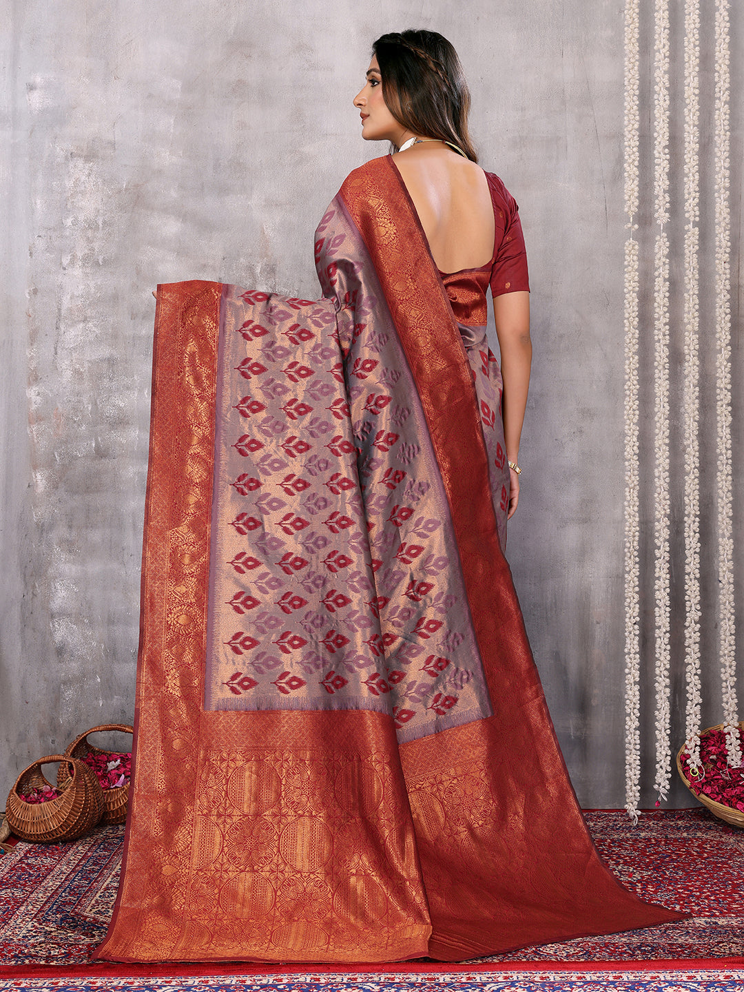 Janasya Grey & Maroon Silk Blend Ethnic Motifs Kanjivaram Saree